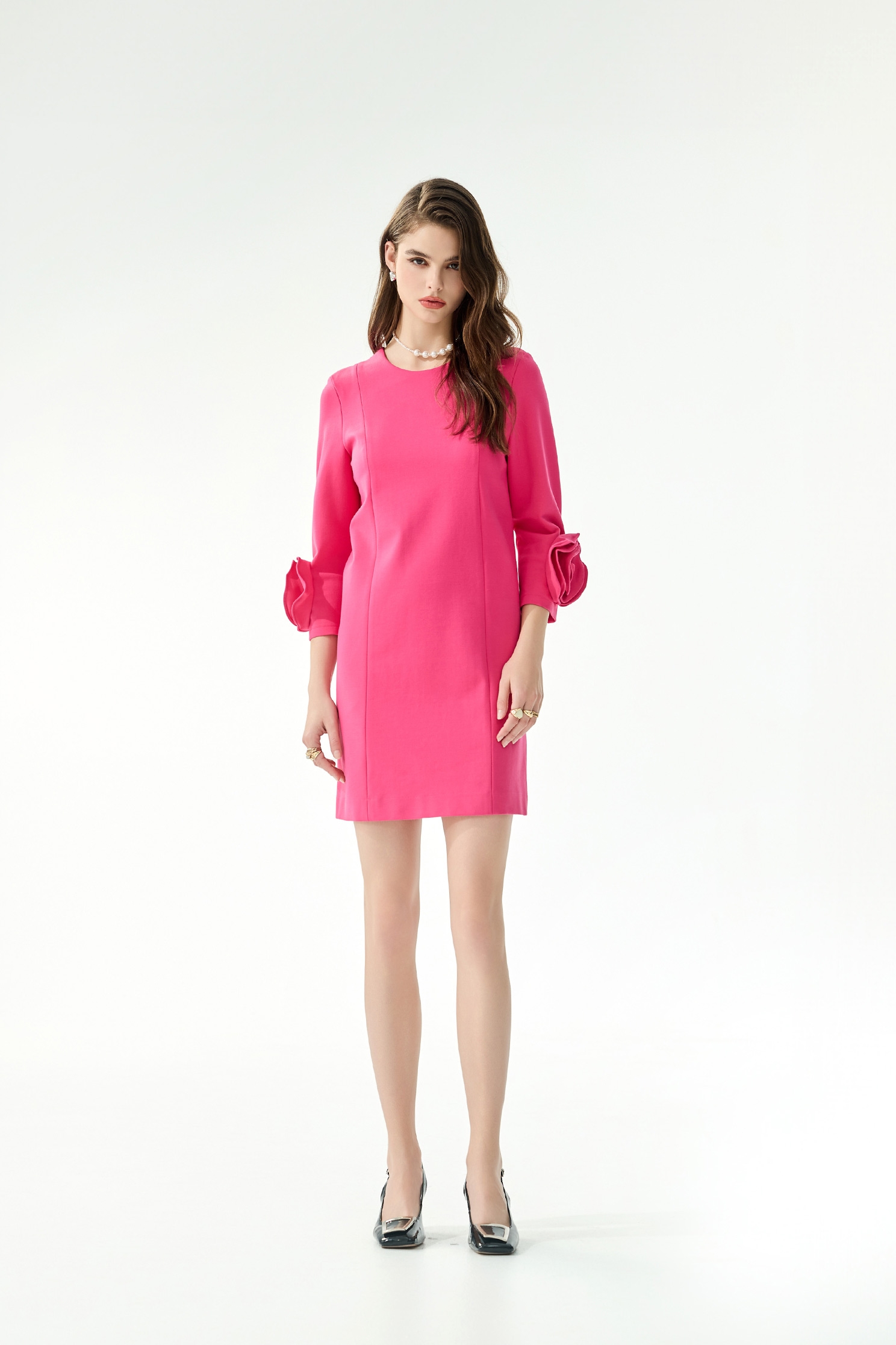 玫瑰繞花袖直筒短洋裝玫瑰繞花袖直筒短洋裝,一般洋裝,春夏穿搭,洋裝特輯,簡約穿搭,黑色洋裝