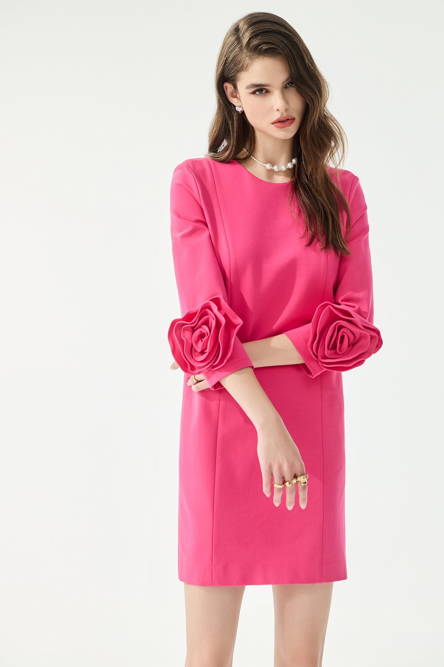 玫瑰繞花袖直筒短洋裝玫瑰繞花袖直筒短洋裝,一般洋裝,春夏穿搭,洋裝特輯,簡約穿搭,黑色洋裝