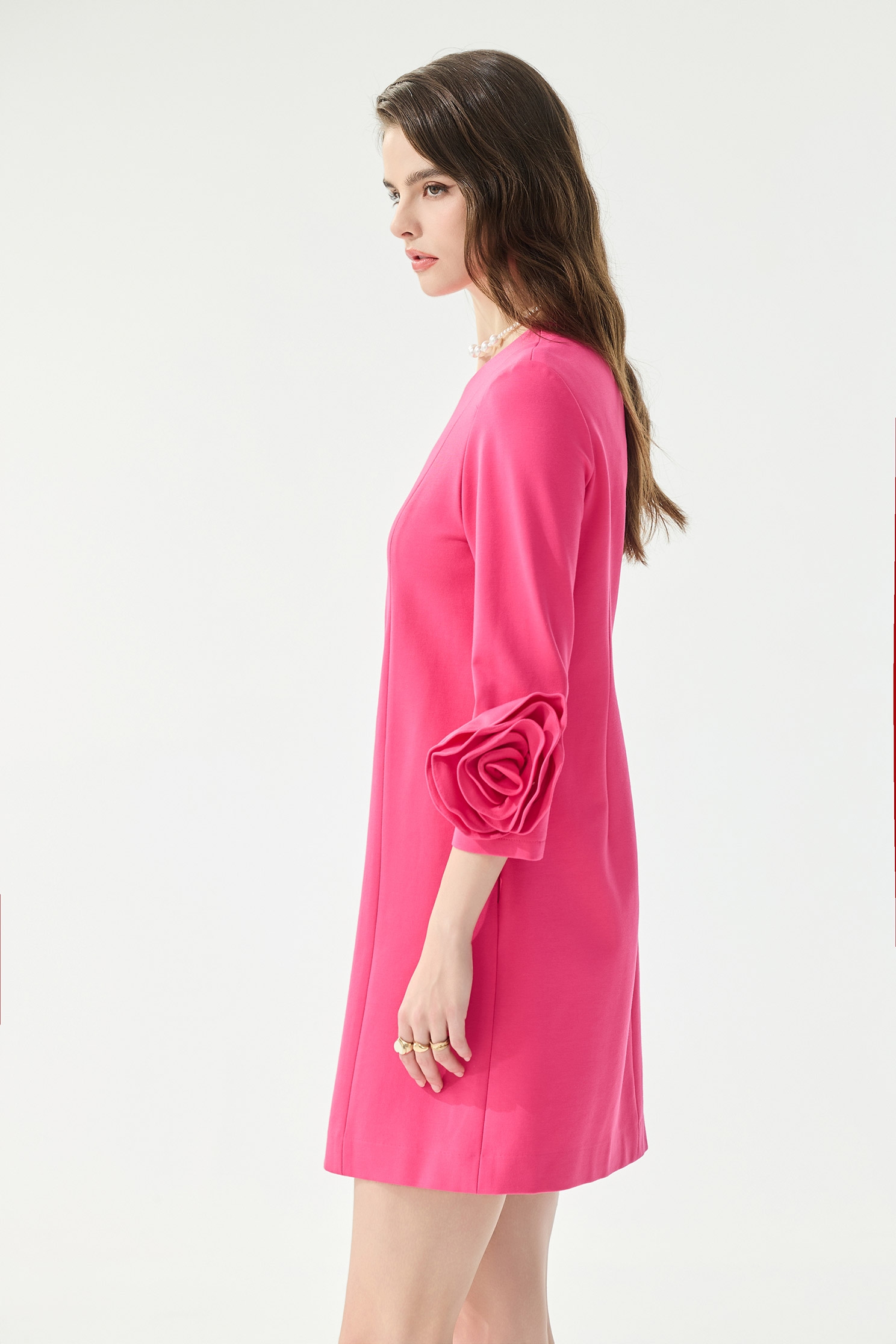 玫瑰繞花袖直筒短洋裝玫瑰繞花袖直筒短洋裝,一般洋裝,春夏穿搭,洋裝特輯,簡約穿搭,黑色洋裝