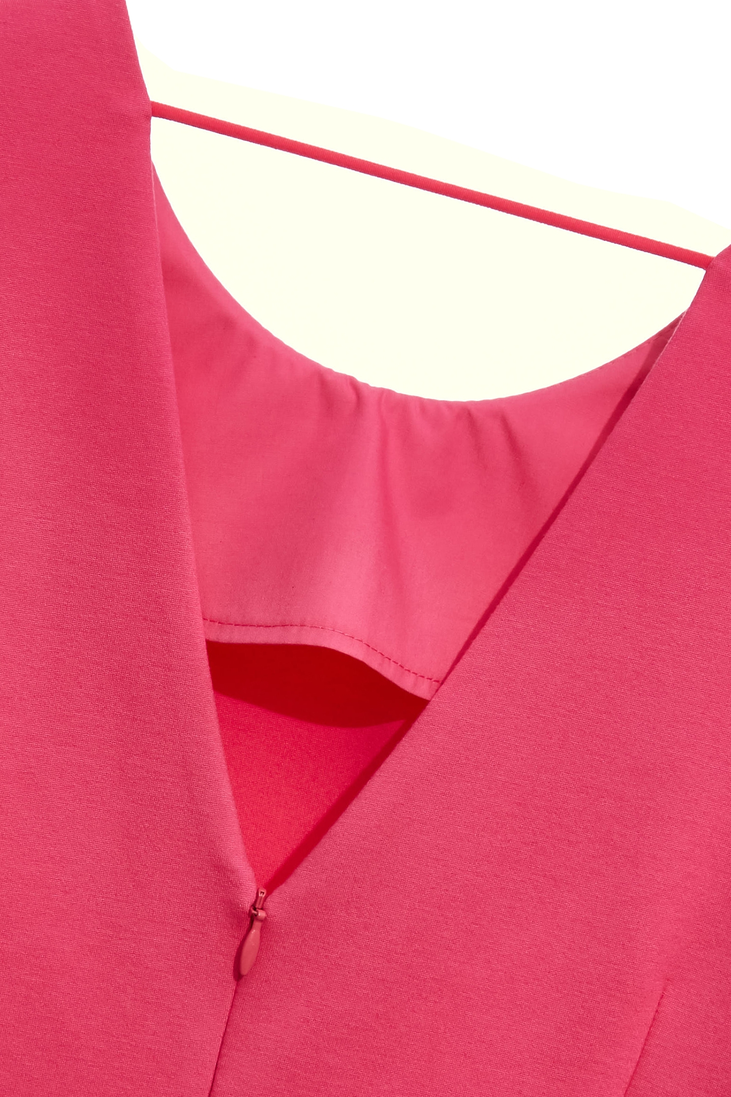 玫瑰繞花袖直筒短洋裝玫瑰繞花袖直筒短洋裝,一般洋裝,春夏穿搭,洋裝特輯,簡約穿搭,黑色洋裝