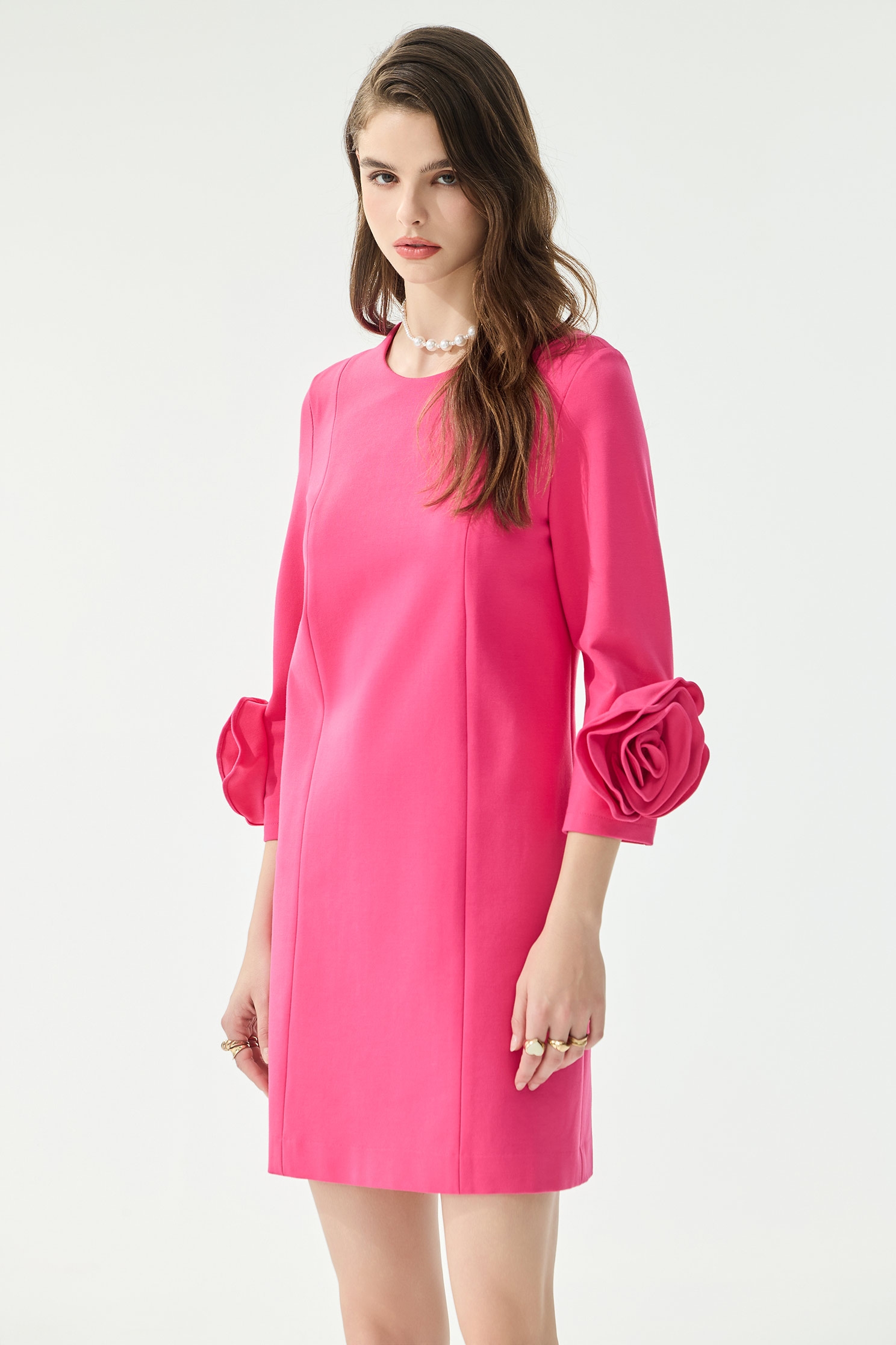 玫瑰繞花袖直筒短洋裝玫瑰繞花袖直筒短洋裝,一般洋裝,春夏穿搭,洋裝特輯,簡約穿搭,黑色洋裝