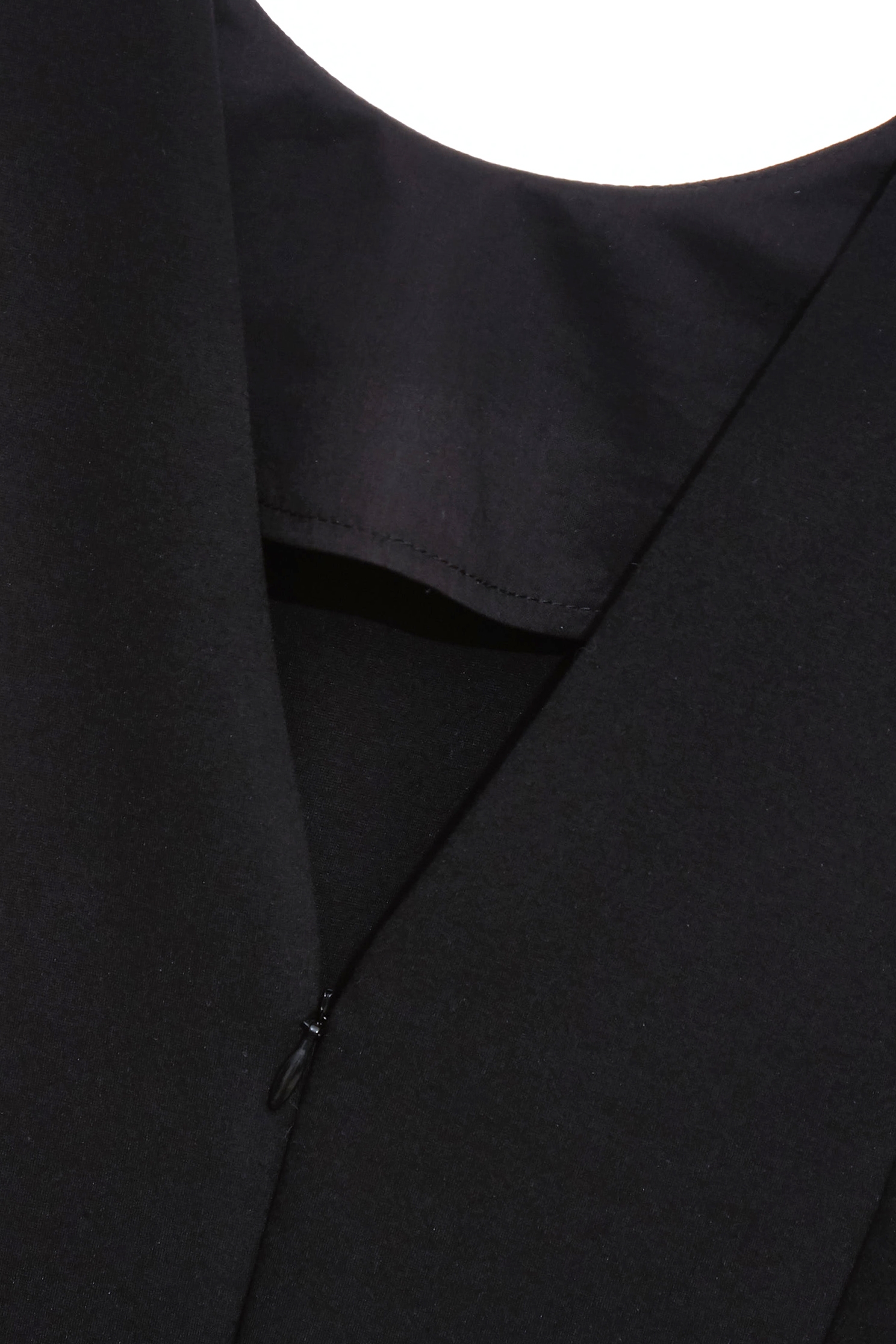 玫瑰繞花袖直筒短洋裝玫瑰繞花袖直筒短洋裝,一般洋裝,春夏穿搭,洋裝特輯,簡約穿搭,黑色洋裝