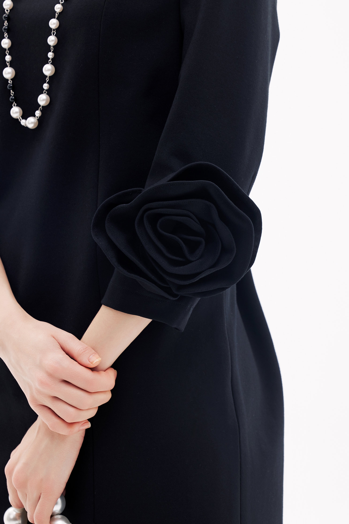 玫瑰繞花袖直筒短洋裝玫瑰繞花袖直筒短洋裝,一般洋裝,春夏穿搭,洋裝特輯,簡約穿搭,黑色洋裝