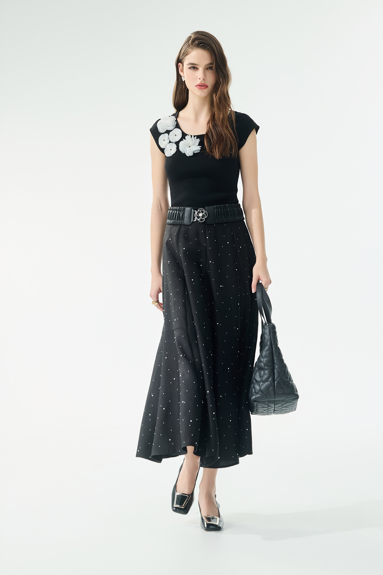 黑白配色立體花朵針織單品黑白配色立體花朵針織單品,一般背心,一般背心馬甲,春夏穿搭,條紋,背心,針織,針織背心,黑色背心