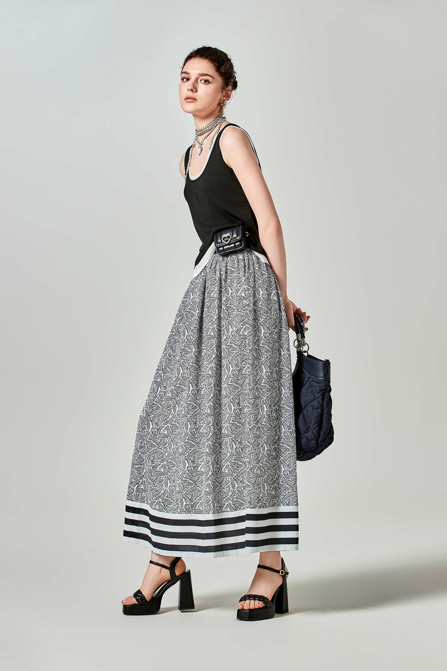 黑白兩件式U領繡花背心上衣黑白兩件式U領繡花背心上衣,一般背心,一般背心馬甲,上衣,春夏穿搭,繡花,背心,黑色上衣,黑色背心