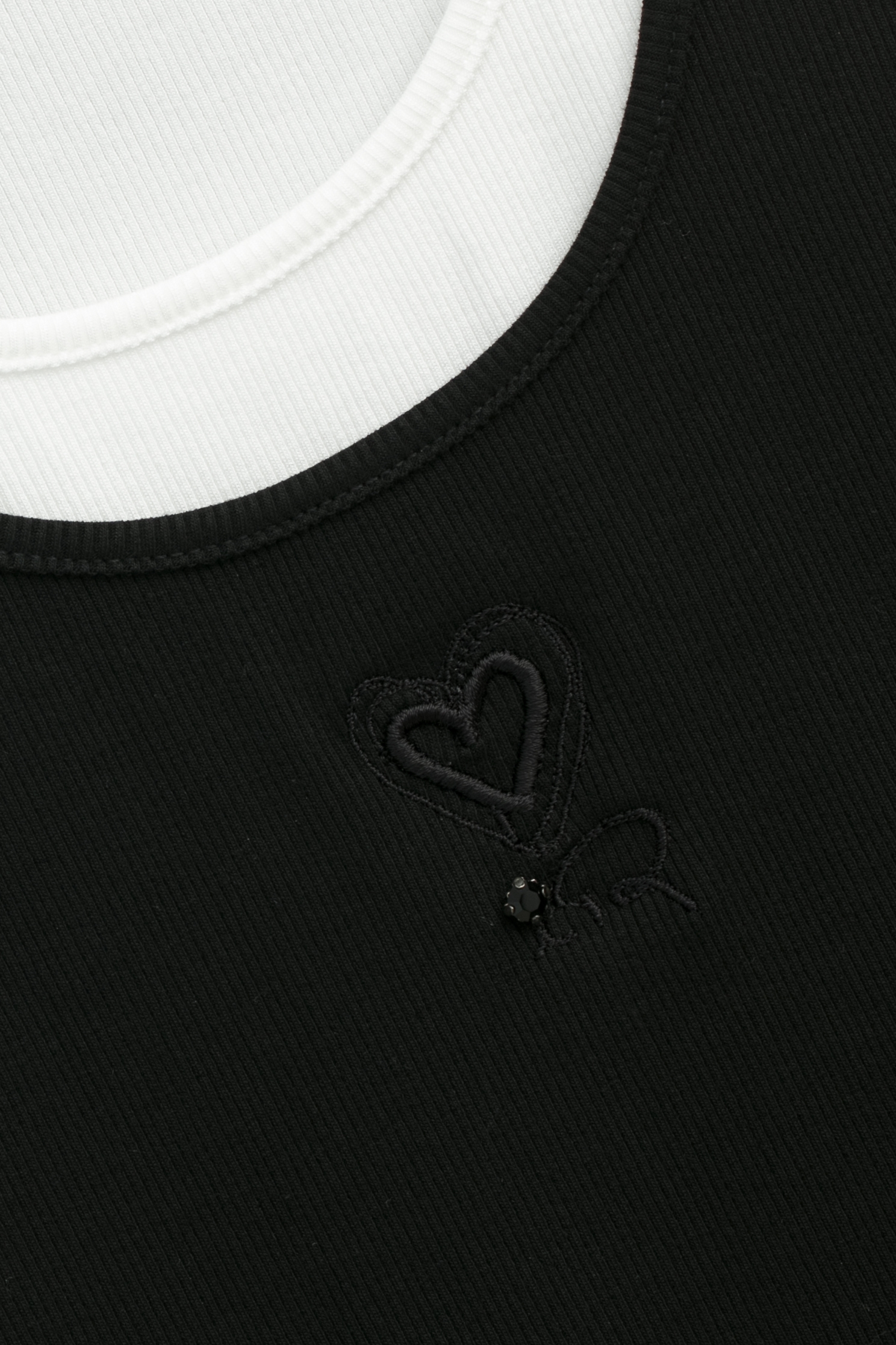 黑白兩件式U領繡花背心上衣黑白兩件式U領繡花背心上衣,一般背心,一般背心馬甲,上衣,春夏穿搭,繡花,背心,黑色上衣,黑色背心