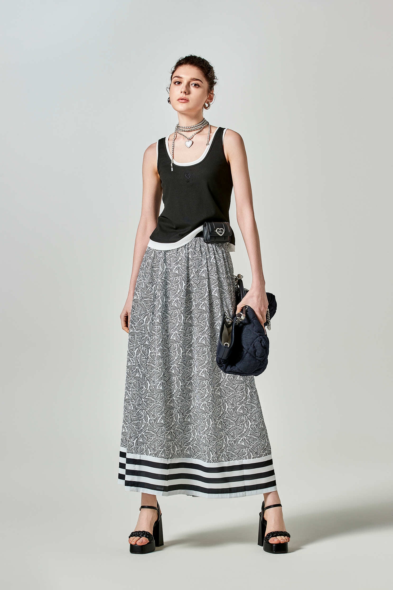 黑白兩件式U領繡花背心上衣黑白兩件式U領繡花背心上衣,一般背心,一般背心馬甲,上衣,春夏穿搭,繡花,背心,黑色上衣,黑色背心