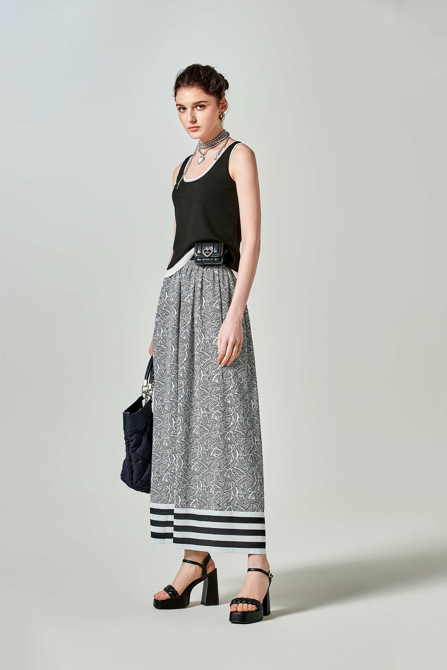 黑白兩件式U領繡花背心上衣黑白兩件式U領繡花背心上衣,一般背心,一般背心馬甲,上衣,春夏穿搭,繡花,背心,黑色上衣,黑色背心