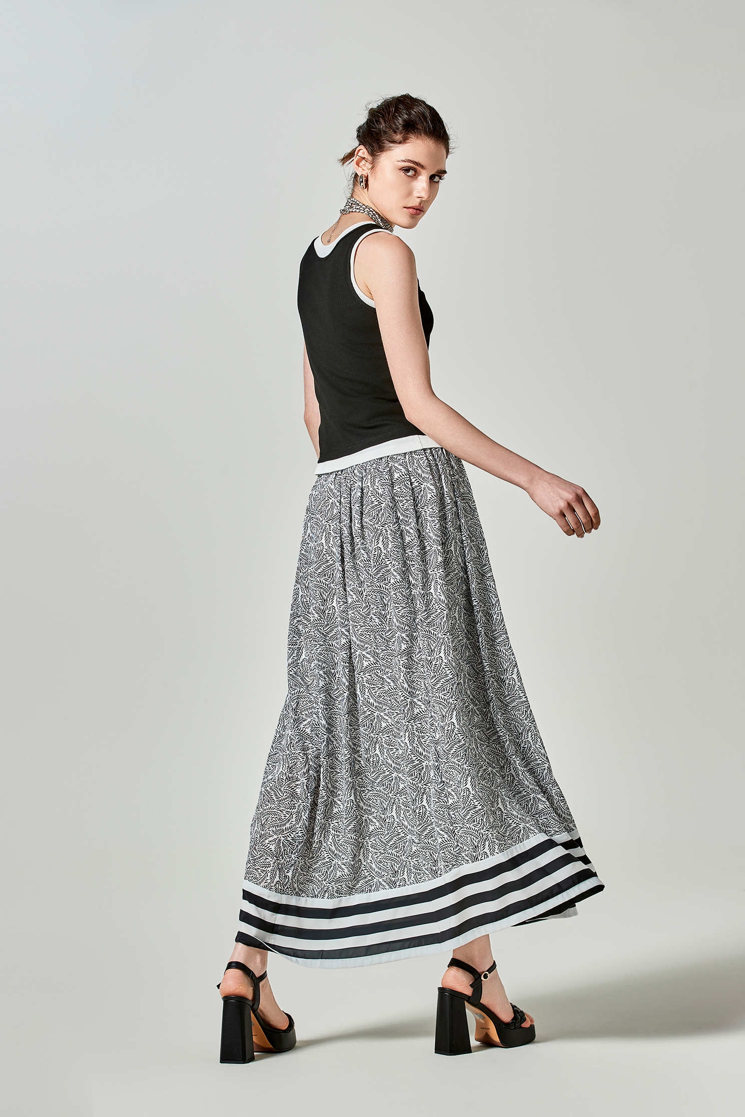 黑白兩件式U領繡花背心上衣黑白兩件式U領繡花背心上衣,一般背心,一般背心馬甲,上衣,春夏穿搭,繡花,背心,黑色上衣,黑色背心