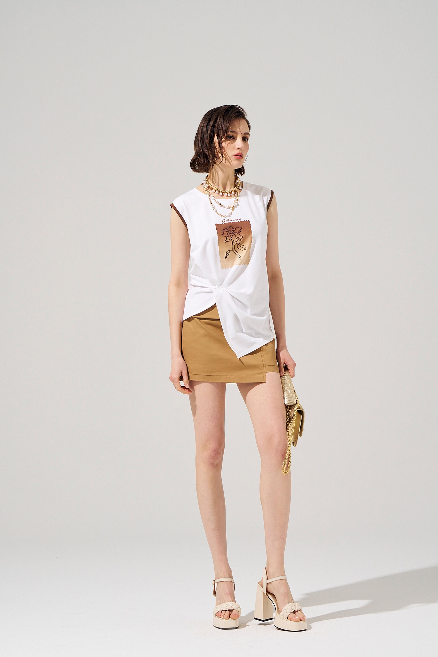 不對稱抓皺印繡花背心不對稱抓皺印繡花背心,一般背心,一般背心馬甲,春夏穿搭,白色背心,繡花,背心