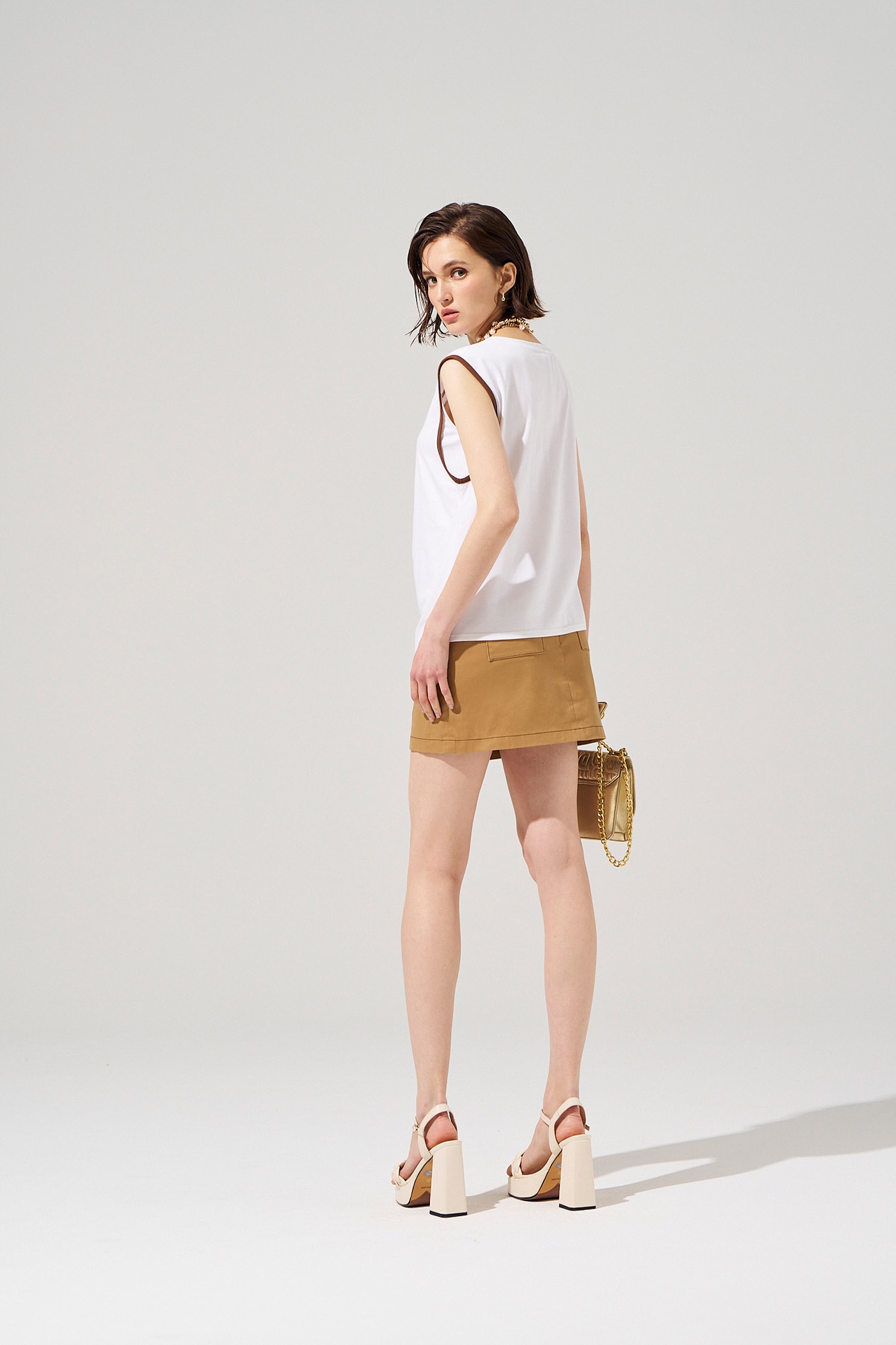 不對稱抓皺印繡花背心不對稱抓皺印繡花背心,一般背心,一般背心馬甲,春夏穿搭,白色背心,繡花,背心