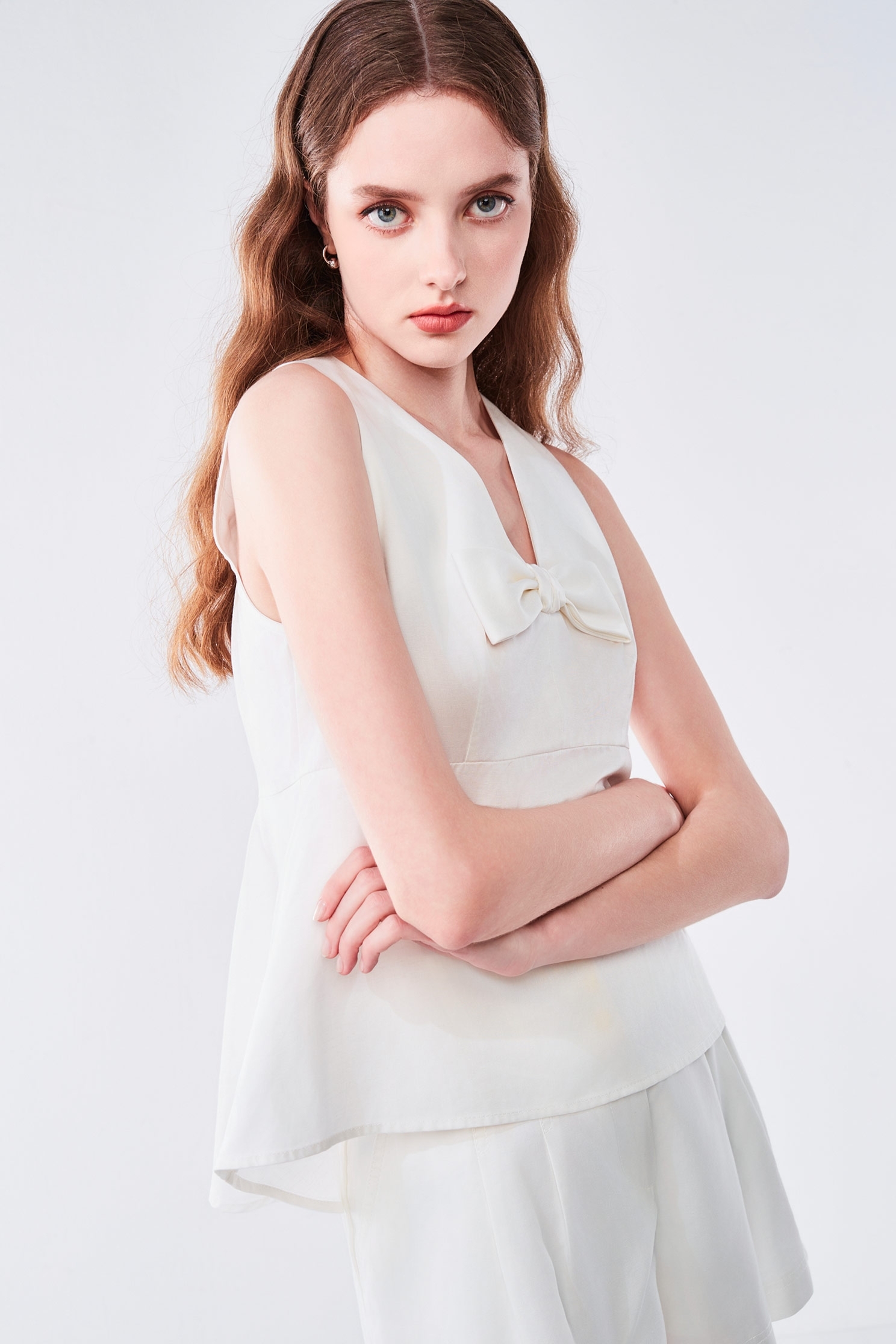 牛奶色綴蝴蝶結背心牛奶色綴蝴蝶結背心,一般背心,一般背心馬甲,春夏穿搭,白色背心,背心,蝴蝶結