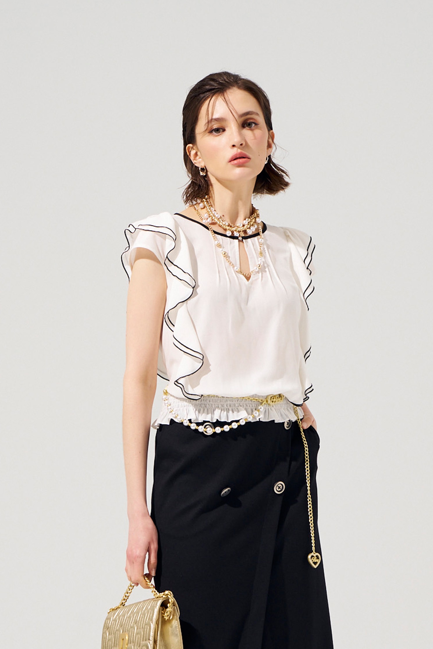 黑白配色柔美荷葉上衣黑白配色柔美荷葉上衣,一般背心,一般背心馬甲,上衣,人氣商品,春夏穿搭,白色背心,背心,荷葉