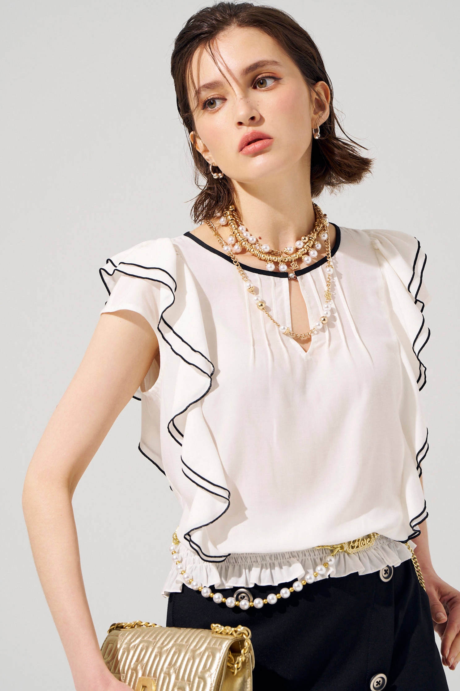 黑白配色柔美荷葉上衣黑白配色柔美荷葉上衣,一般背心,一般背心馬甲,上衣,人氣商品,春夏穿搭,白色背心,背心,荷葉