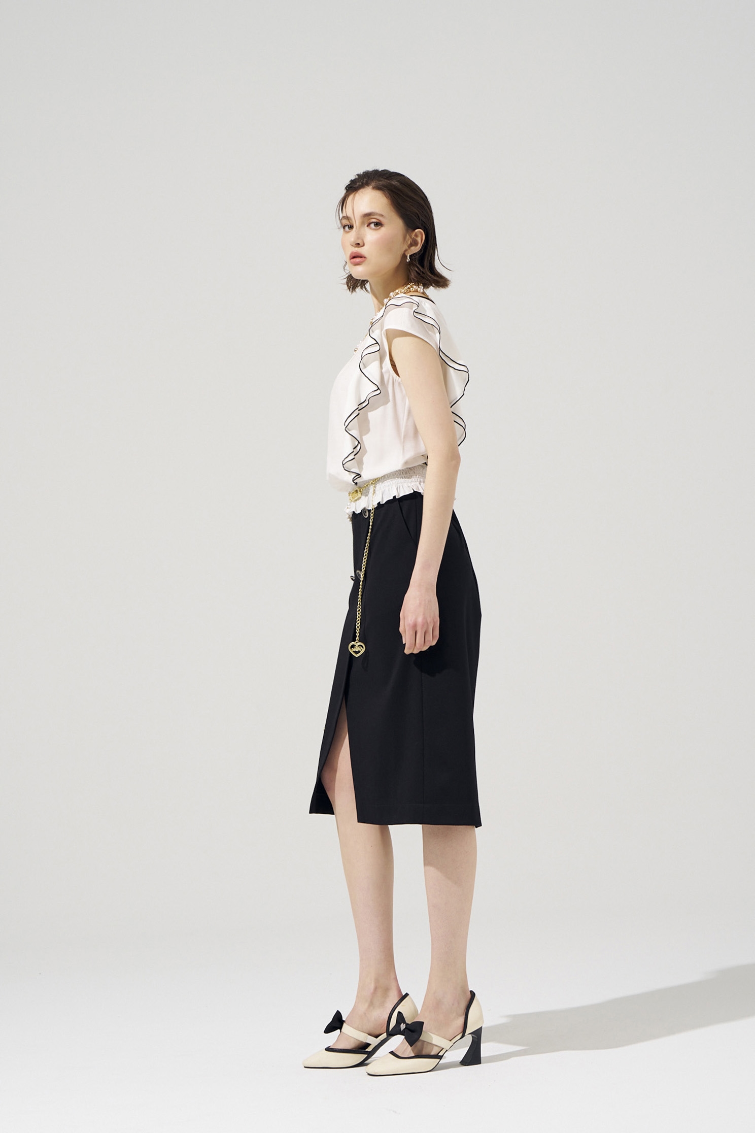 黑白配色柔美荷葉上衣黑白配色柔美荷葉上衣,一般背心,一般背心馬甲,上衣,人氣商品,春夏穿搭,白色背心,背心,荷葉