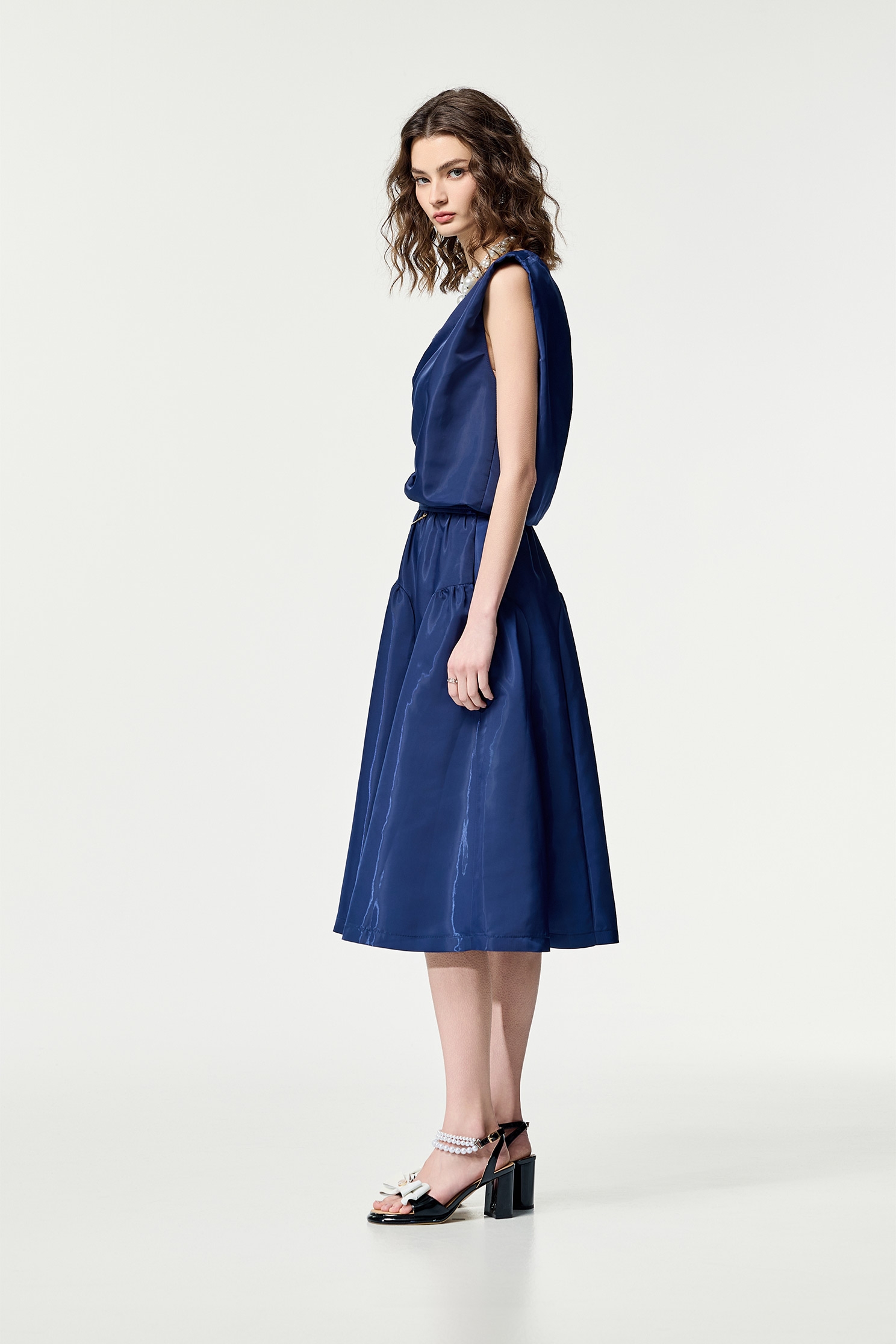 日蝕藍色復古宮廷風上衣日蝕藍色復古宮廷風上衣,一般背心,一般背心馬甲,上衣,人氣商品,春夏穿搭,時髦成套搭配,無袖背心,約會特輯,背心