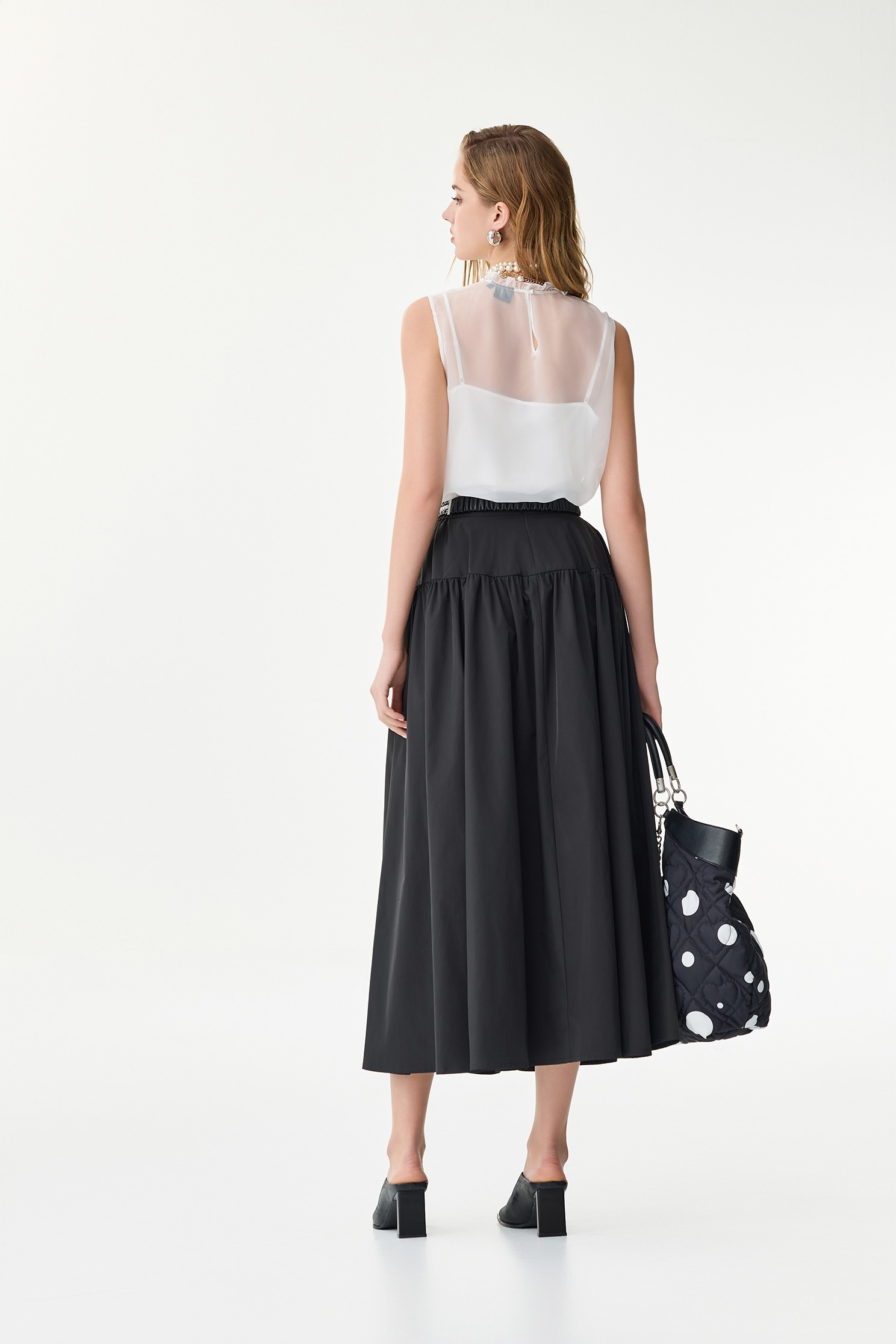 飄逸荷葉背心單品飄逸荷葉背心單品,一般背心,一般背心馬甲,內搭上衣,春夏穿搭,珍珠,白色背心,約會特輯,背心,荷葉