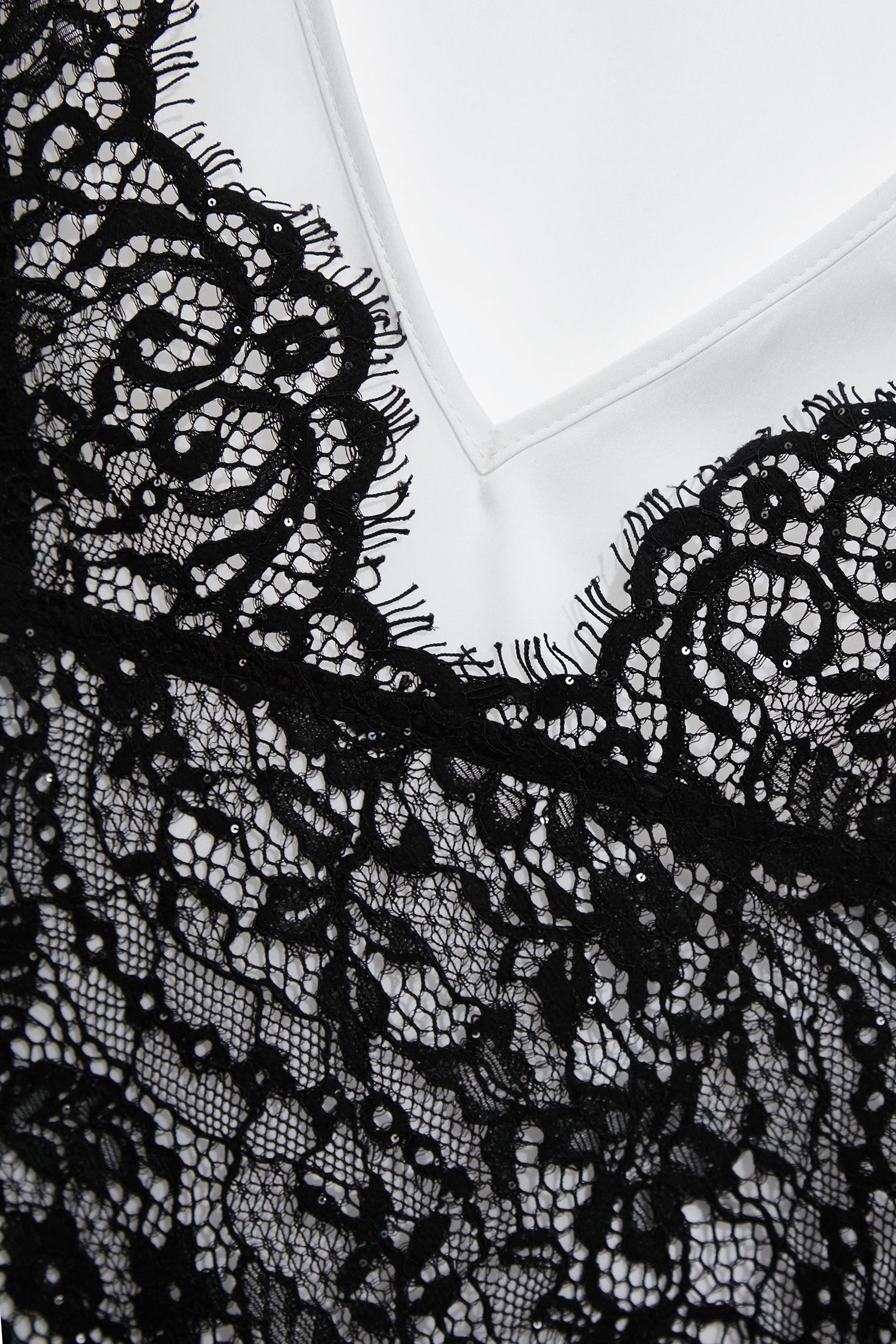 黑白V領兩件式蕾絲背心黑白V領兩件式蕾絲背心,一般背心,一般背心馬甲,人氣商品,春夏穿搭,白色背心,背心,蕾絲,黑色背心