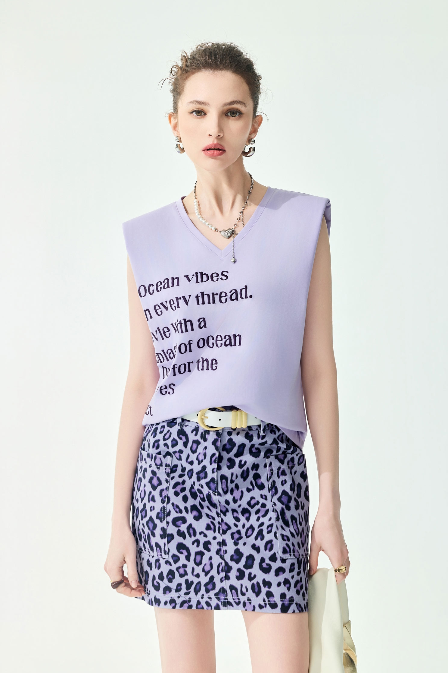 柔紫色字串刺繡Ｔ恤上衣柔紫色字串刺繡Ｔ恤上衣,一般背心,一般背心馬甲,上衣,刺繡,春夏穿搭,背心