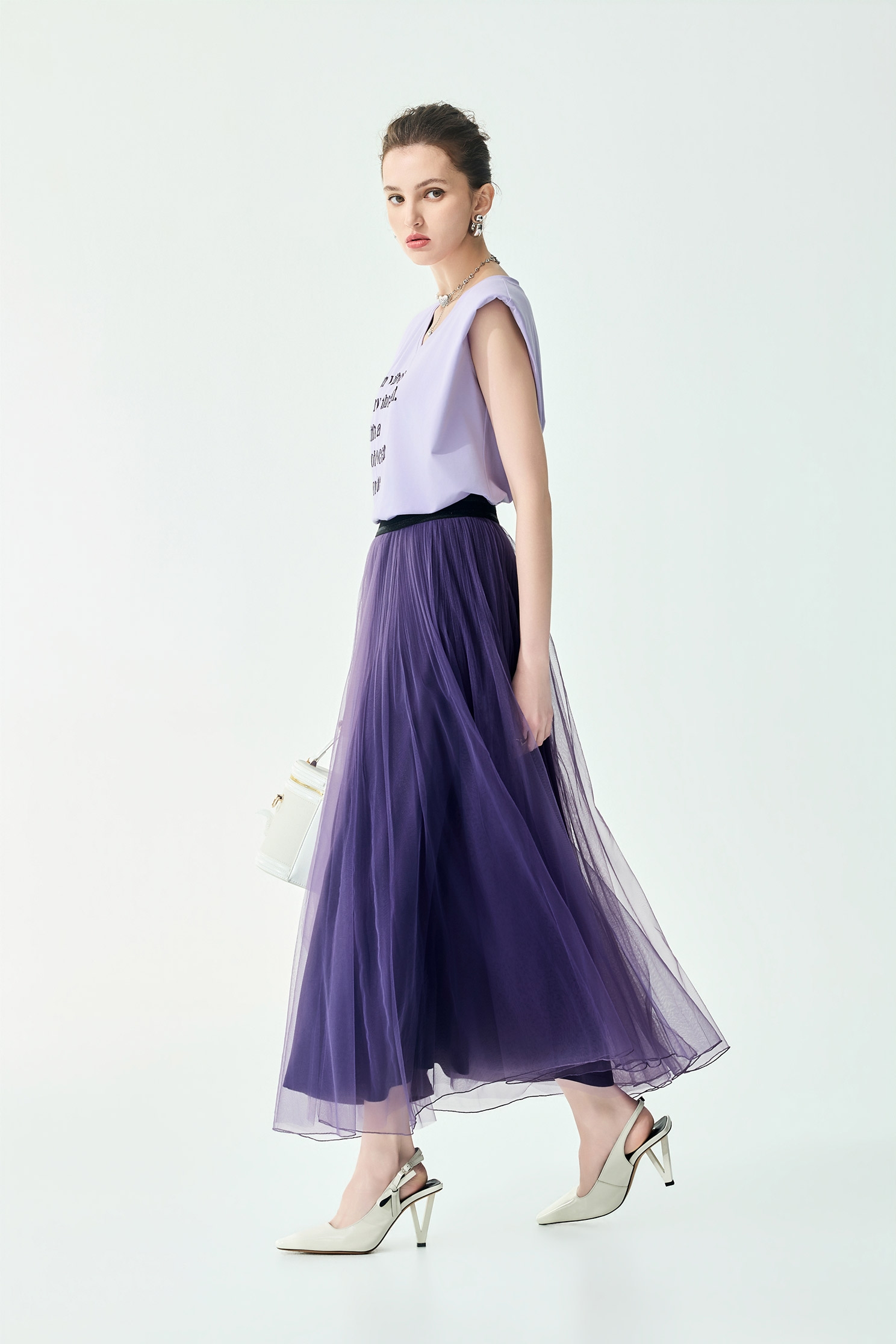 柔紫色字串刺繡Ｔ恤上衣柔紫色字串刺繡Ｔ恤上衣,一般背心,一般背心馬甲,上衣,刺繡,春夏穿搭,背心