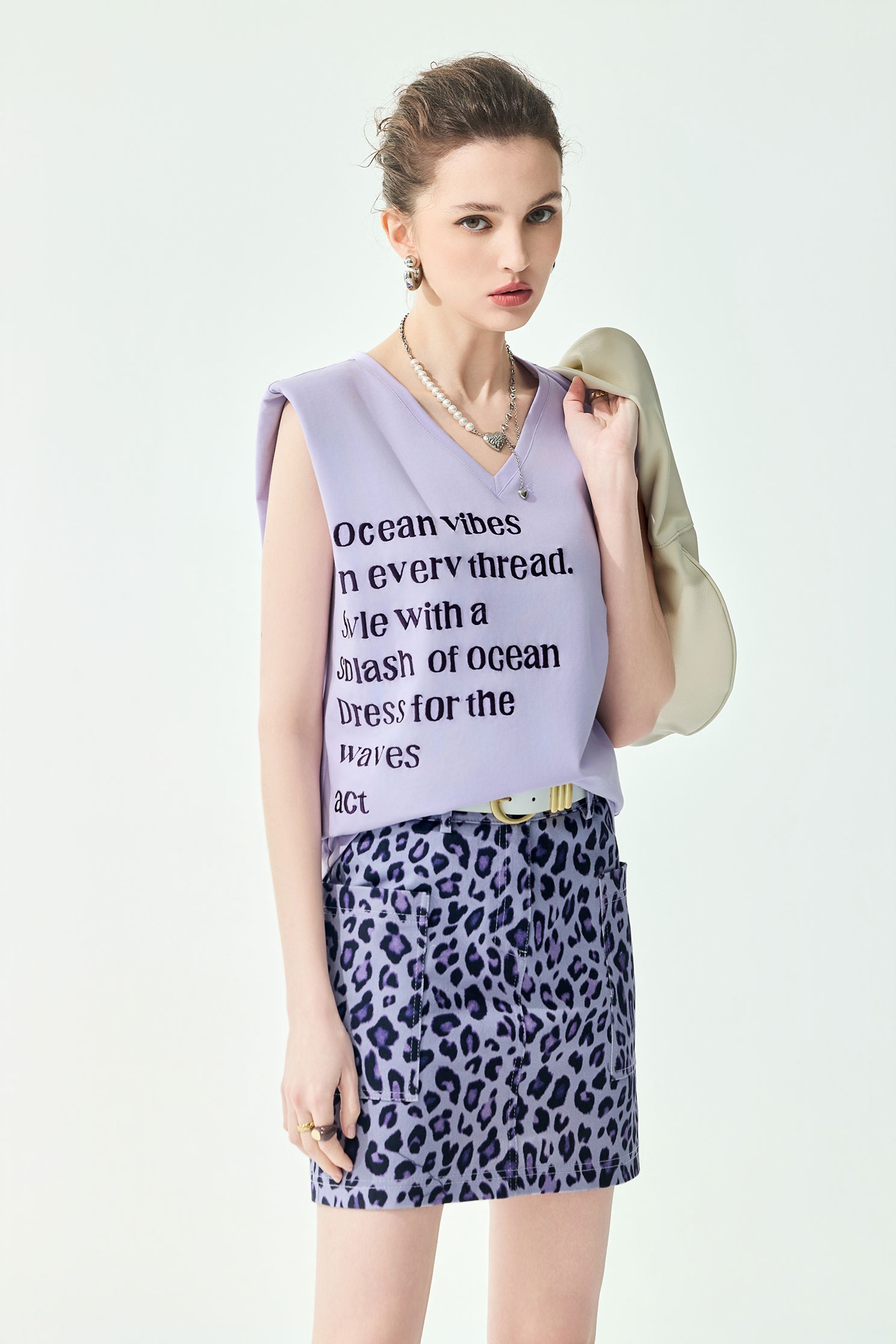 柔紫色字串刺繡Ｔ恤上衣柔紫色字串刺繡Ｔ恤上衣,一般背心,一般背心馬甲,上衣,刺繡,春夏穿搭,背心