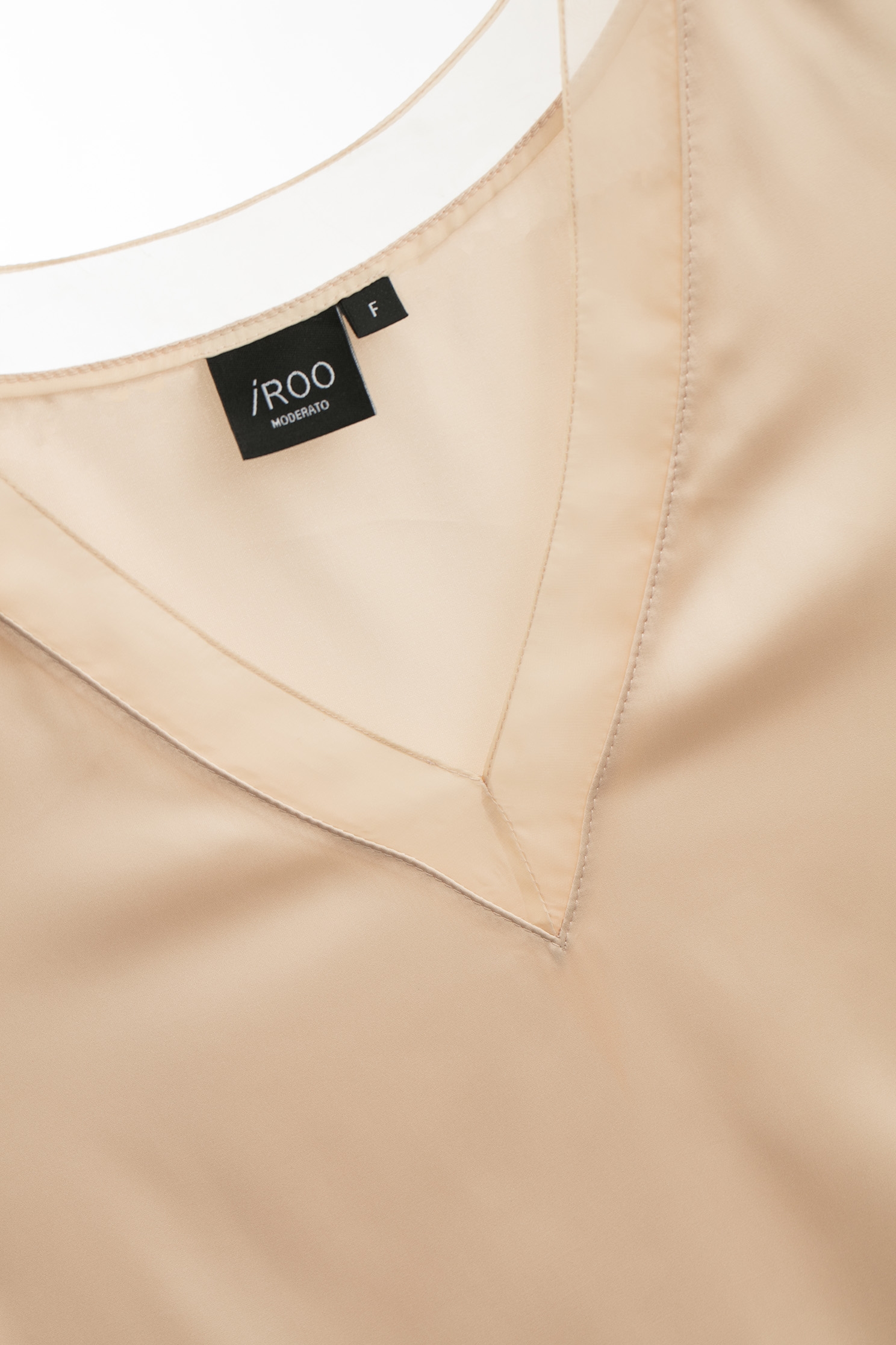 珠貝色沙典簡約V領背心珠貝色沙典簡約V領背心,V領背心,一般背心,一般背心馬甲,上班OL穿搭,無袖背心,秋冬穿搭,背心