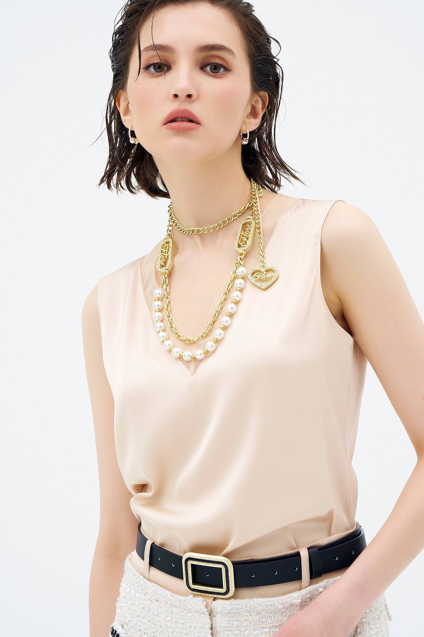 珠貝色沙典簡約V領背心珠貝色沙典簡約V領背心,V領背心,一般背心,一般背心馬甲,上班OL穿搭,無袖背心,秋冬穿搭,背心