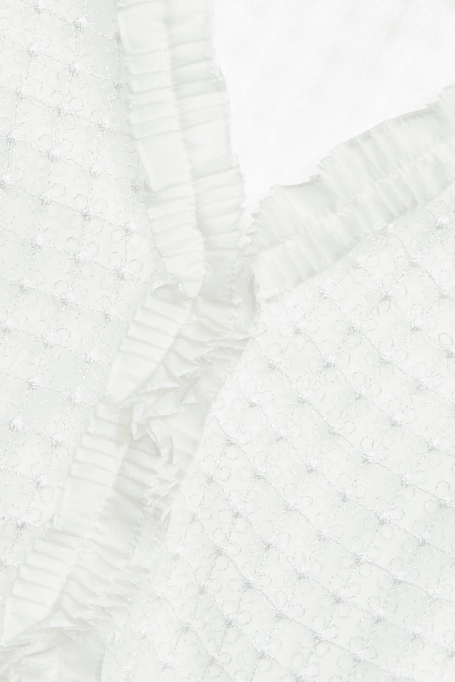 簍空花朵蕾絲上衣簍空花朵蕾絲上衣,V領上衣,V領背心,一般背心,一般背心馬甲,上班OL穿搭,上衣,人氣商品,春夏穿搭,無袖上衣,無袖背心,白色背心,約會特輯,背心,荷葉,蕾絲,蕾絲上衣