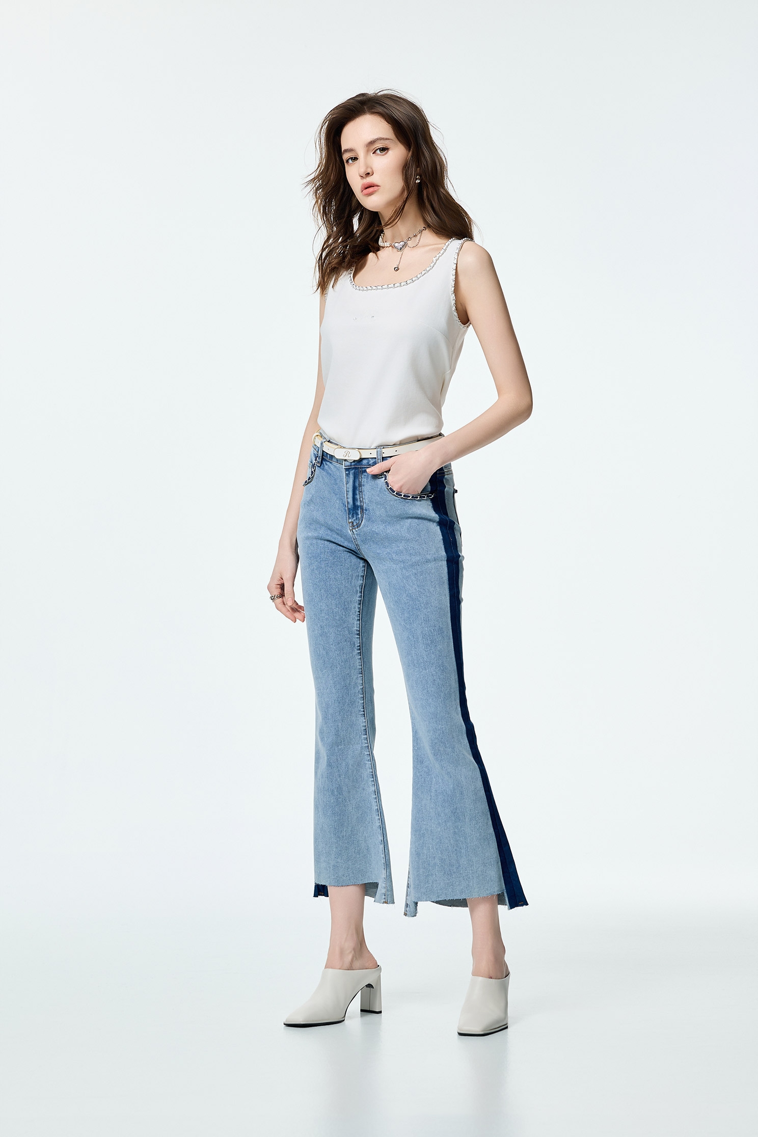 小香風白色鏈條小背心小香風白色鏈條小背心,一般背心,一般背心馬甲,小香風,春夏穿搭,白色背心,繡花,背心,輕奢度假,輕奢渡假