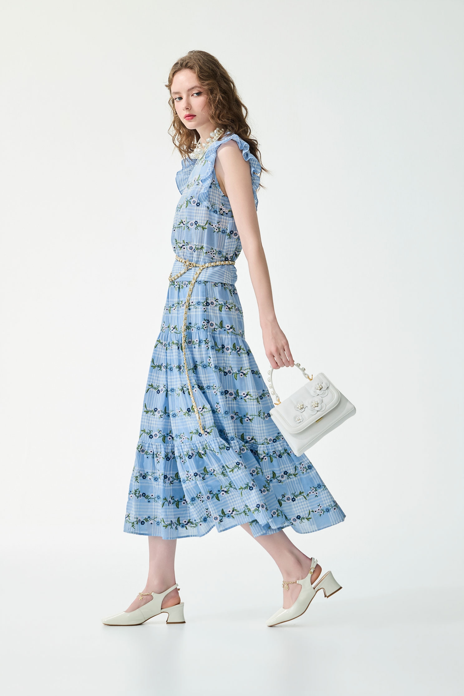 幻藍色格紋佐繡花卉上衣幻藍色格紋佐繡花卉上衣,一般背心,一般背心馬甲,上衣,刺繡,春夏穿搭,格紋,繡花,背心,荷葉