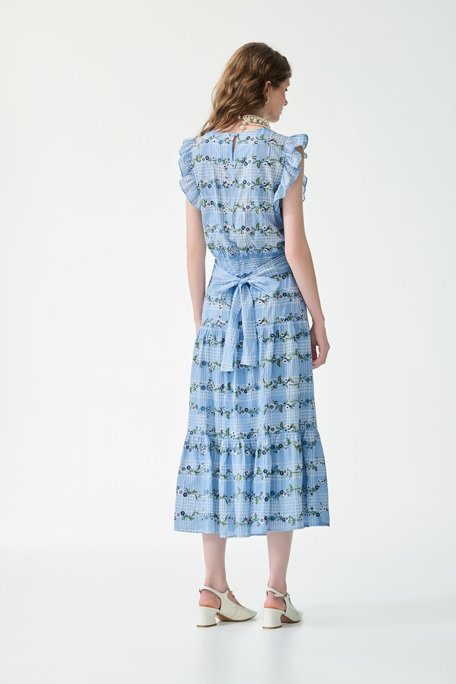 幻藍色格紋佐繡花卉上衣幻藍色格紋佐繡花卉上衣,一般背心,一般背心馬甲,上衣,刺繡,春夏穿搭,格紋,繡花,背心,荷葉