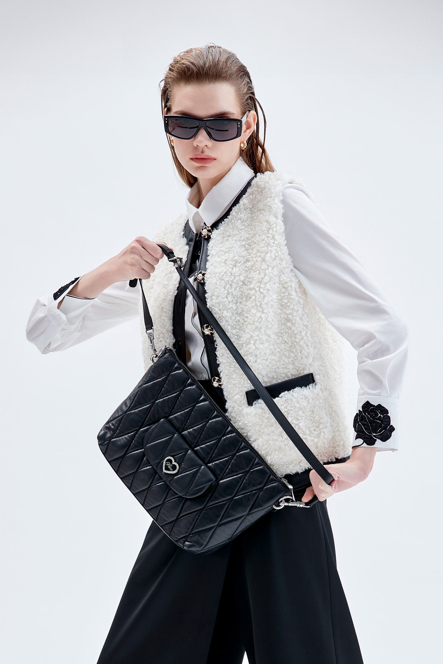 黑白異材拼接背心黑白異材拼接背心,一般背心,一般背心馬甲,毛呢花呢,珍珠,皮革,秋冬穿搭,背心