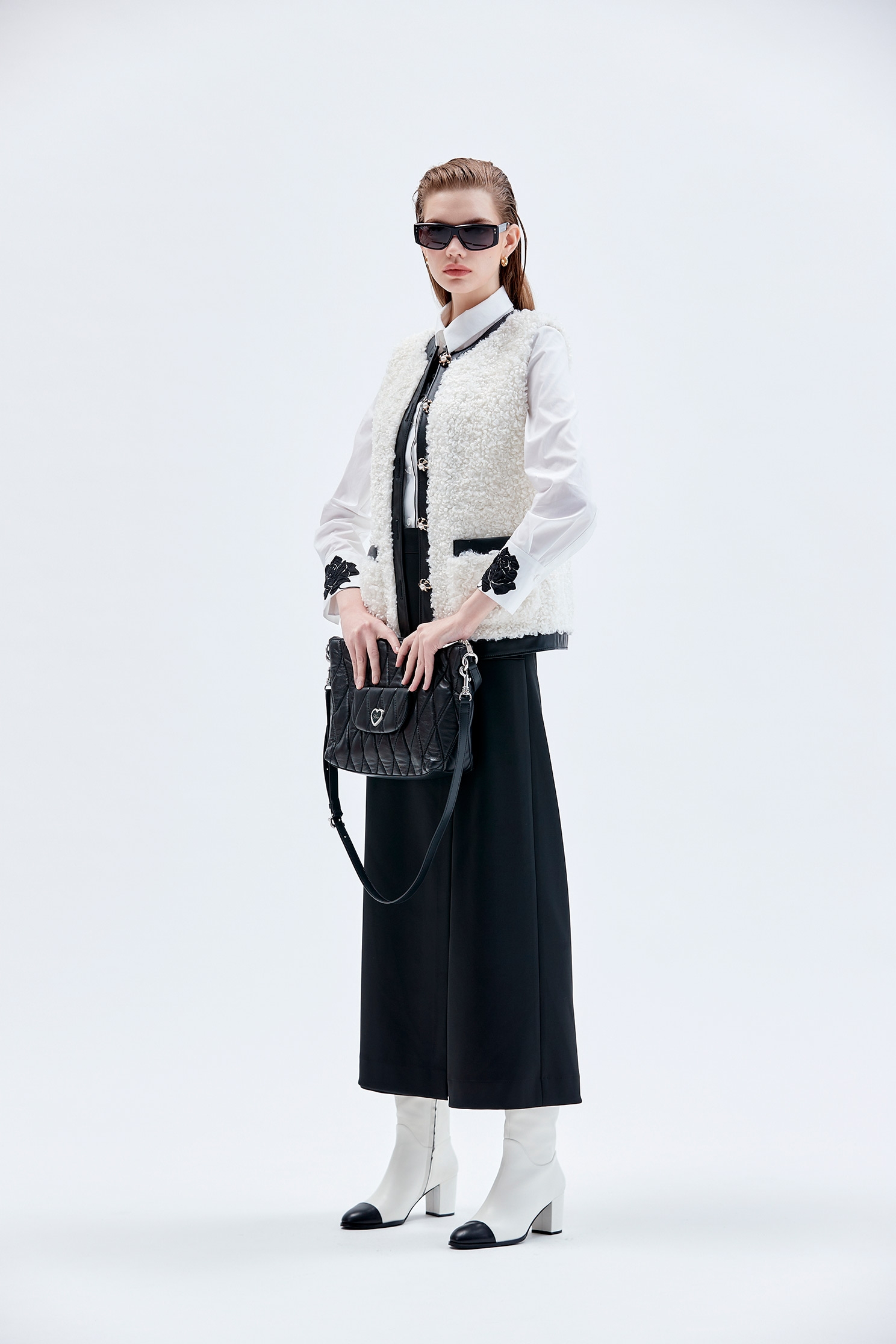 黑白異材拼接背心黑白異材拼接背心,一般背心,一般背心馬甲,毛呢花呢,珍珠,皮革,秋冬穿搭,背心