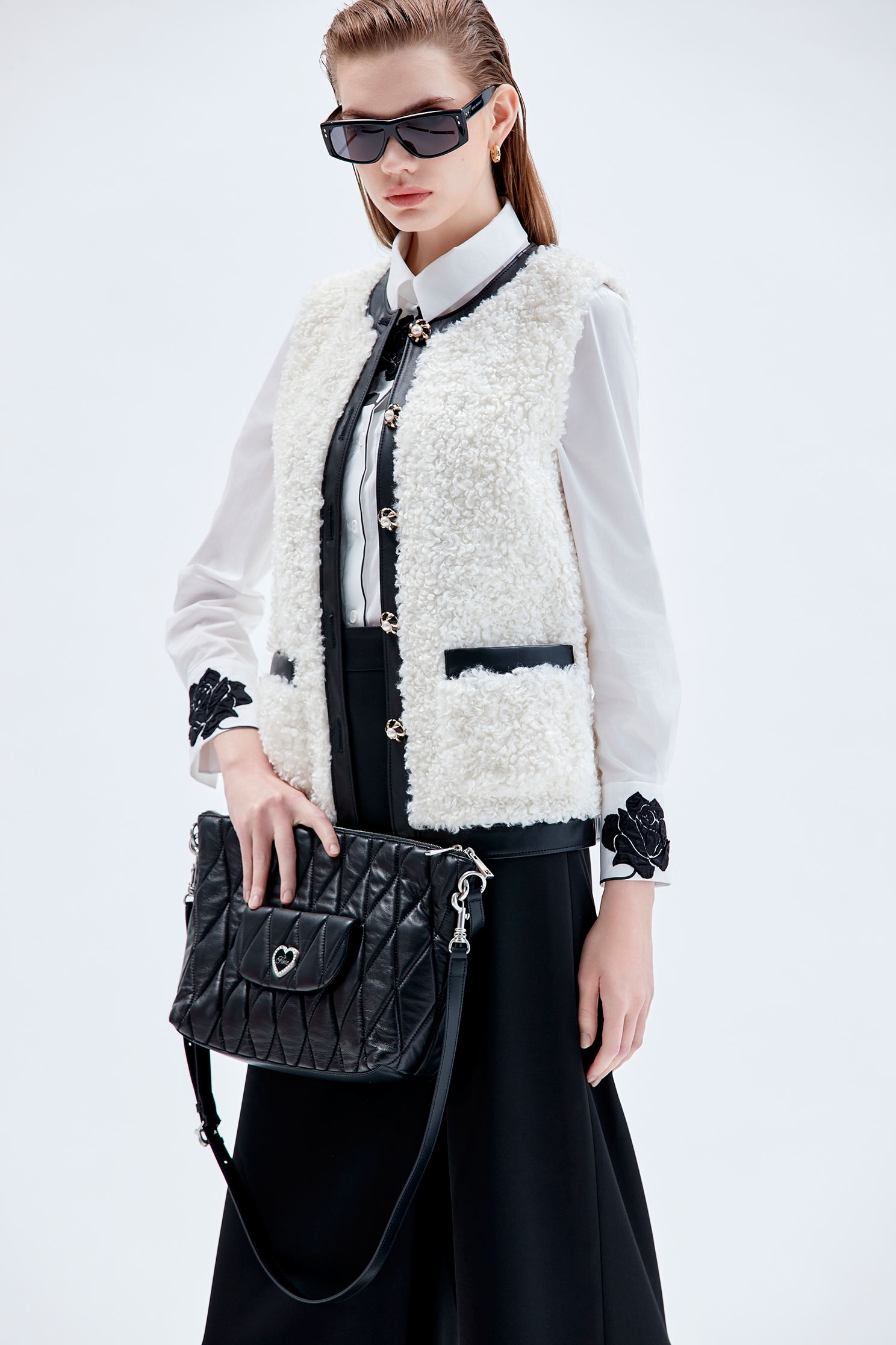 黑白異材拼接背心黑白異材拼接背心,一般背心,一般背心馬甲,毛呢花呢,珍珠,皮革,秋冬穿搭,背心