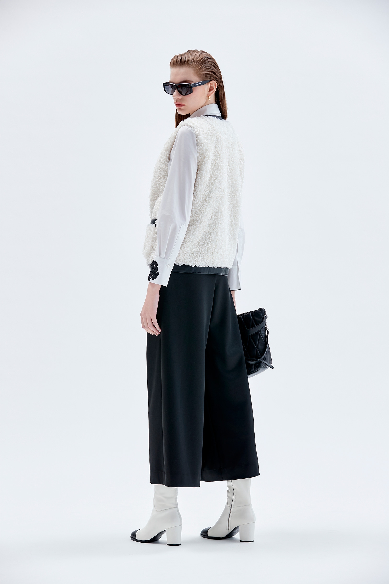 黑白異材拼接背心黑白異材拼接背心,一般背心,一般背心馬甲,毛呢花呢,珍珠,皮革,秋冬穿搭,背心