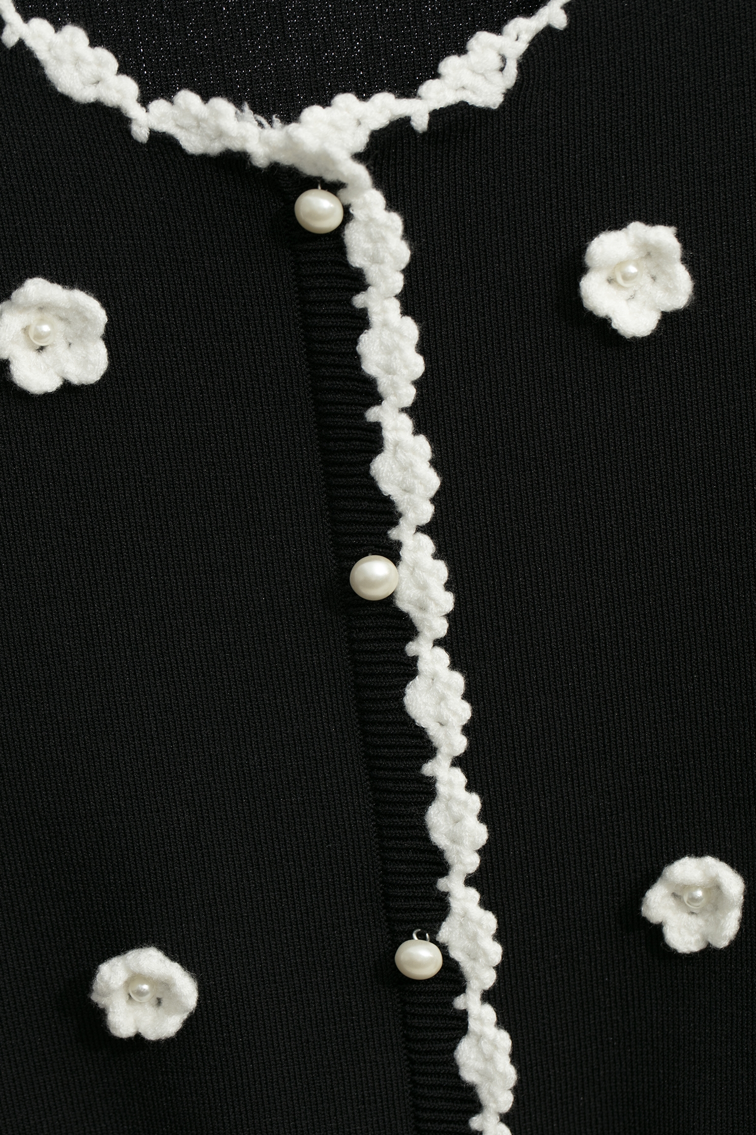 黑底手勾小白花針織背心黑底手勾小白花針織背心,一般背心,一般背心馬甲,人氣商品,珍珠,秋冬穿搭,背心,針織,針織背心,黑色背心