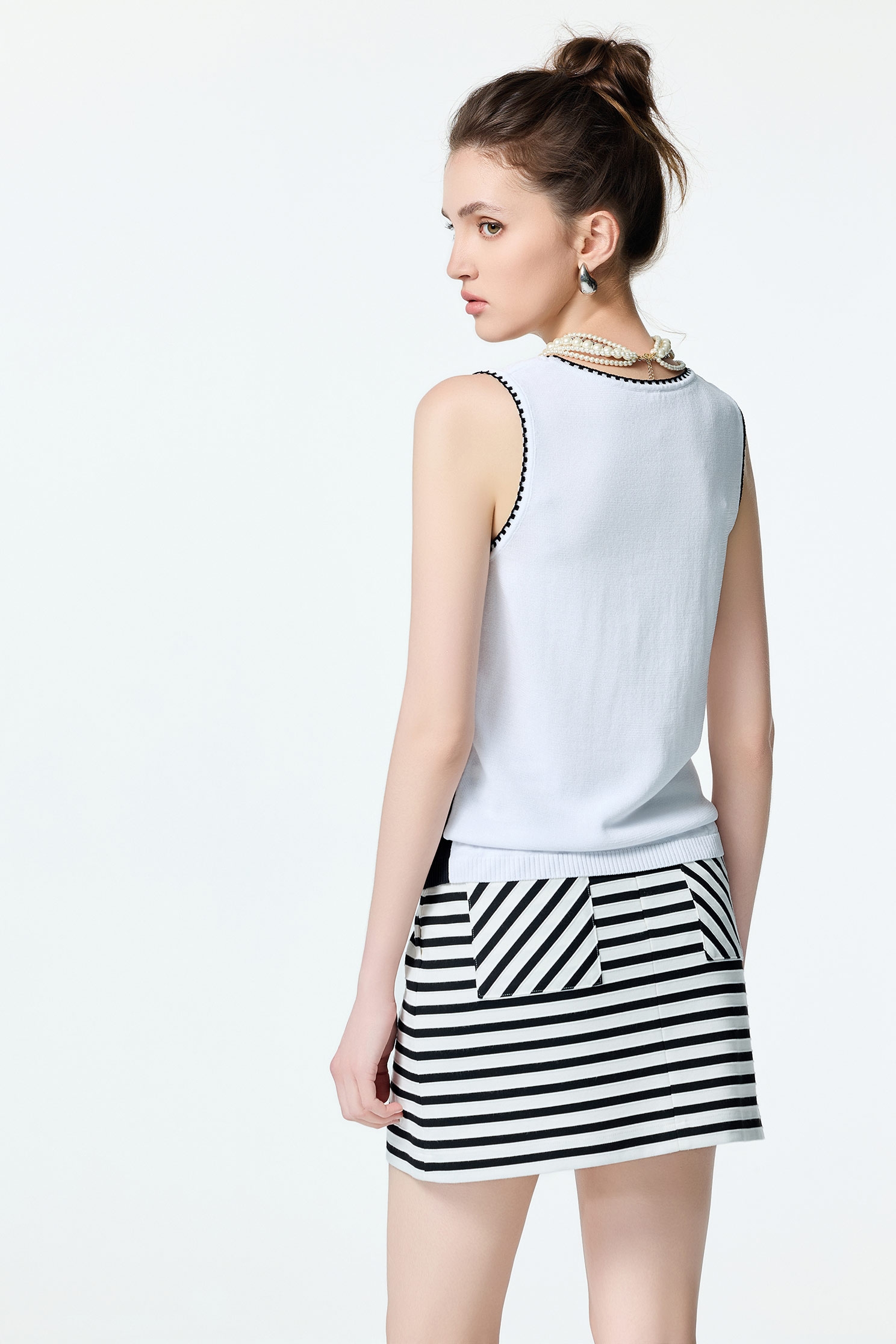 U領R字黑白撞色針織背心U領R字黑白撞色針織背心,一般背心,一般背心馬甲,春夏穿搭,無袖上衣,無袖背心,白色背心,約會特輯,背心,輕奢度假,輕奢渡假,針織,針織背心