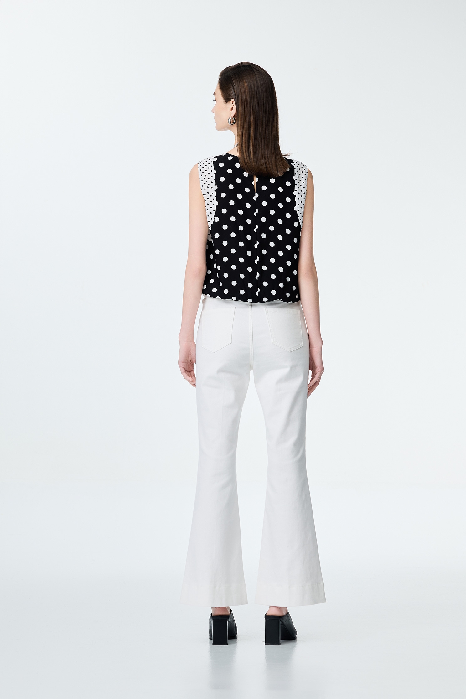 黑白點切接變化背心黑白點切接變化背心,一般背心,一般背心馬甲,上班OL穿搭,人氣商品,春夏穿搭,波點,背心,輕奢度假,輕奢渡假