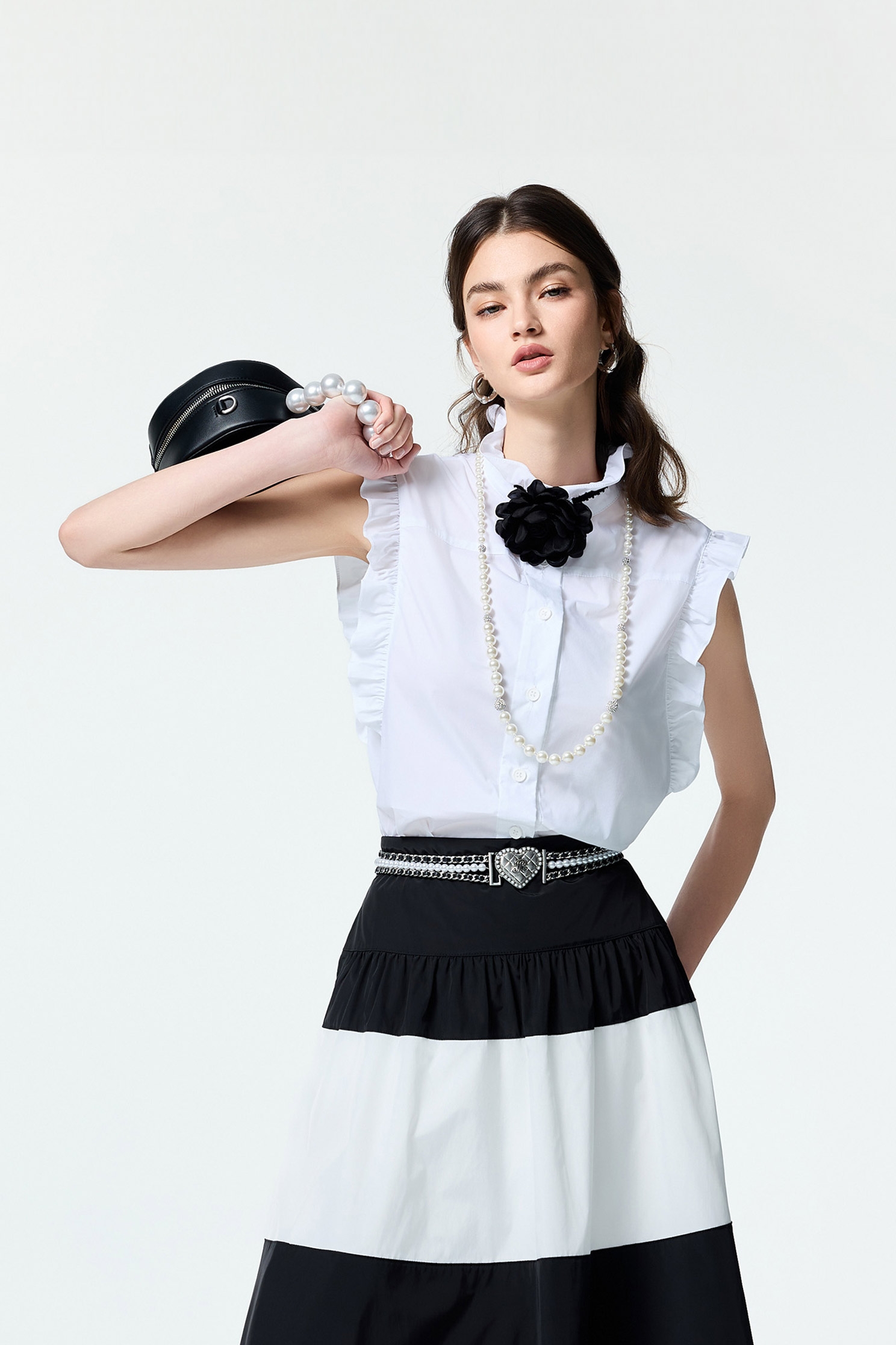 花朵別針式荷葉襯衫背心花朵別針式荷葉襯衫背心,一般背心,一般背心馬甲,上班OL穿搭,春夏穿搭,無袖上衣,白色背心,背心,花花世界,荷葉,襯衫