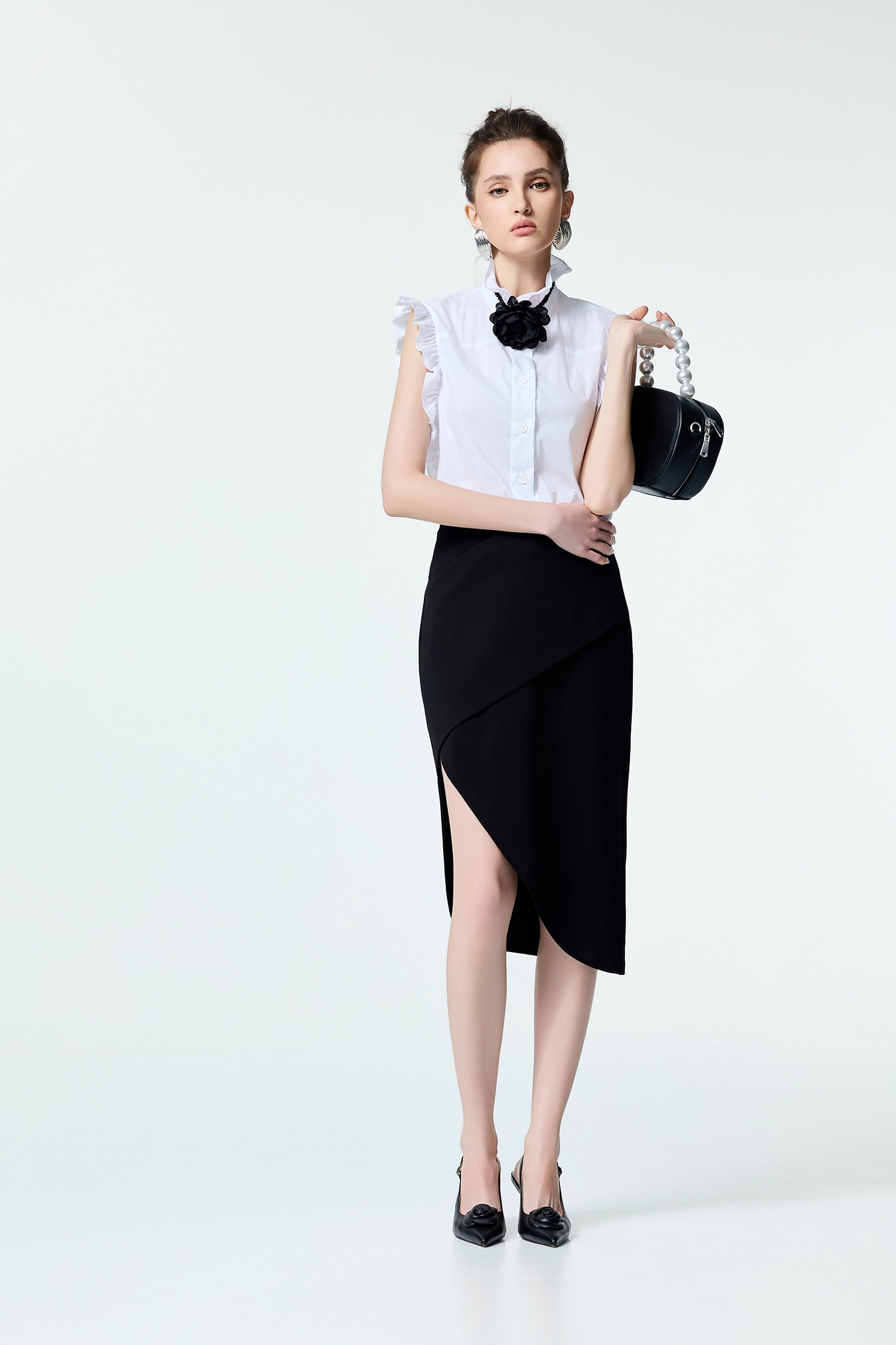 花朵別針式荷葉襯衫背心花朵別針式荷葉襯衫背心,一般背心,一般背心馬甲,上班OL穿搭,春夏穿搭,無袖上衣,白色背心,背心,花花世界,荷葉,襯衫