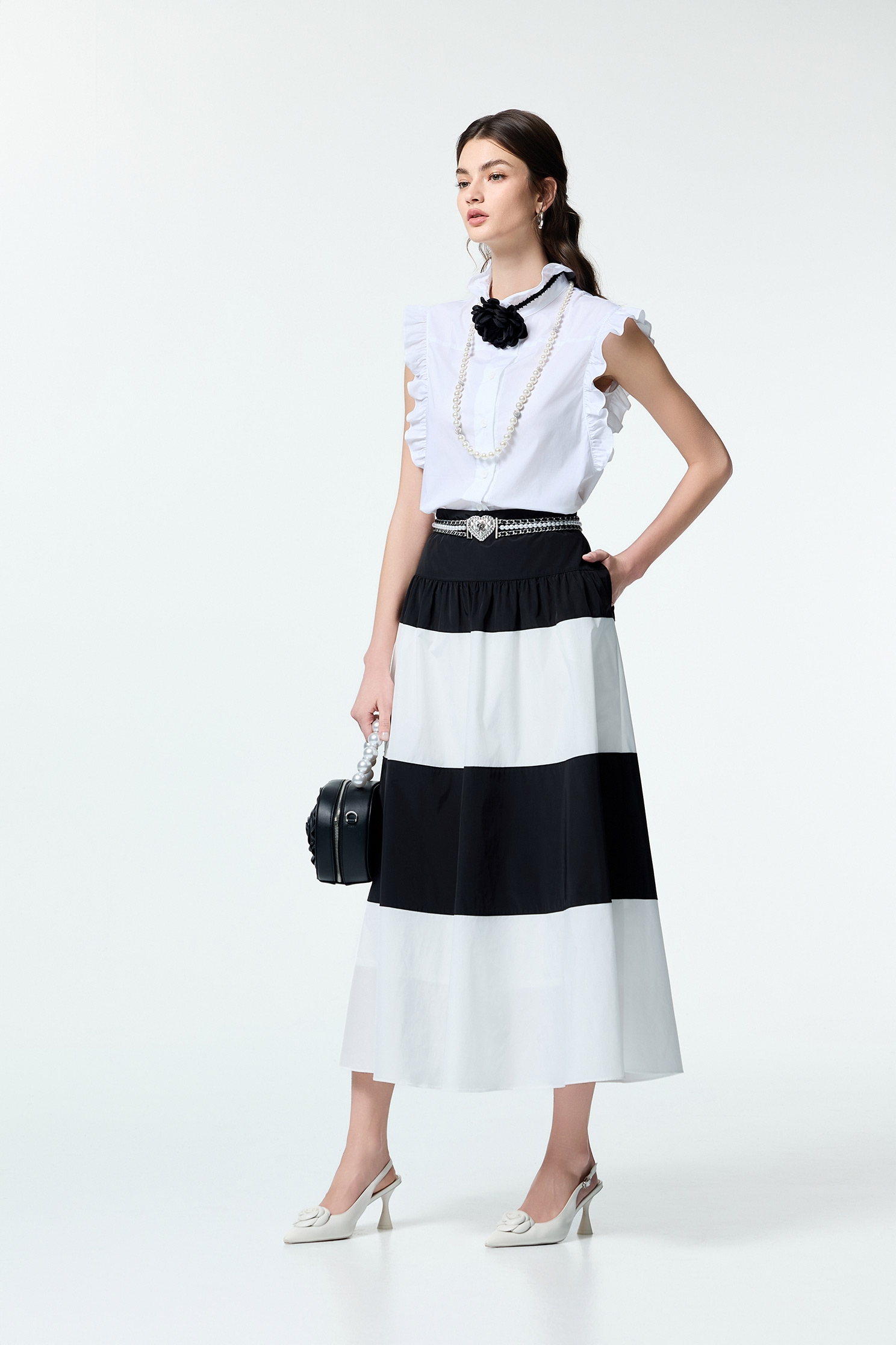 花朵別針式荷葉襯衫背心花朵別針式荷葉襯衫背心,一般背心,一般背心馬甲,上班OL穿搭,春夏穿搭,無袖上衣,白色背心,背心,花花世界,荷葉,襯衫