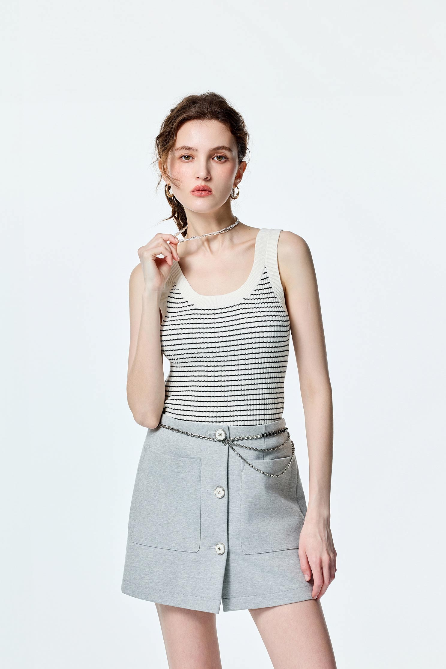 黑白細條針織小背心黑白細條針織小背心,一般背心,一般背心馬甲,春夏穿搭,條紋,白色背心,約會特輯,背心,輕奢度假,輕奢渡假,針織,針織背心