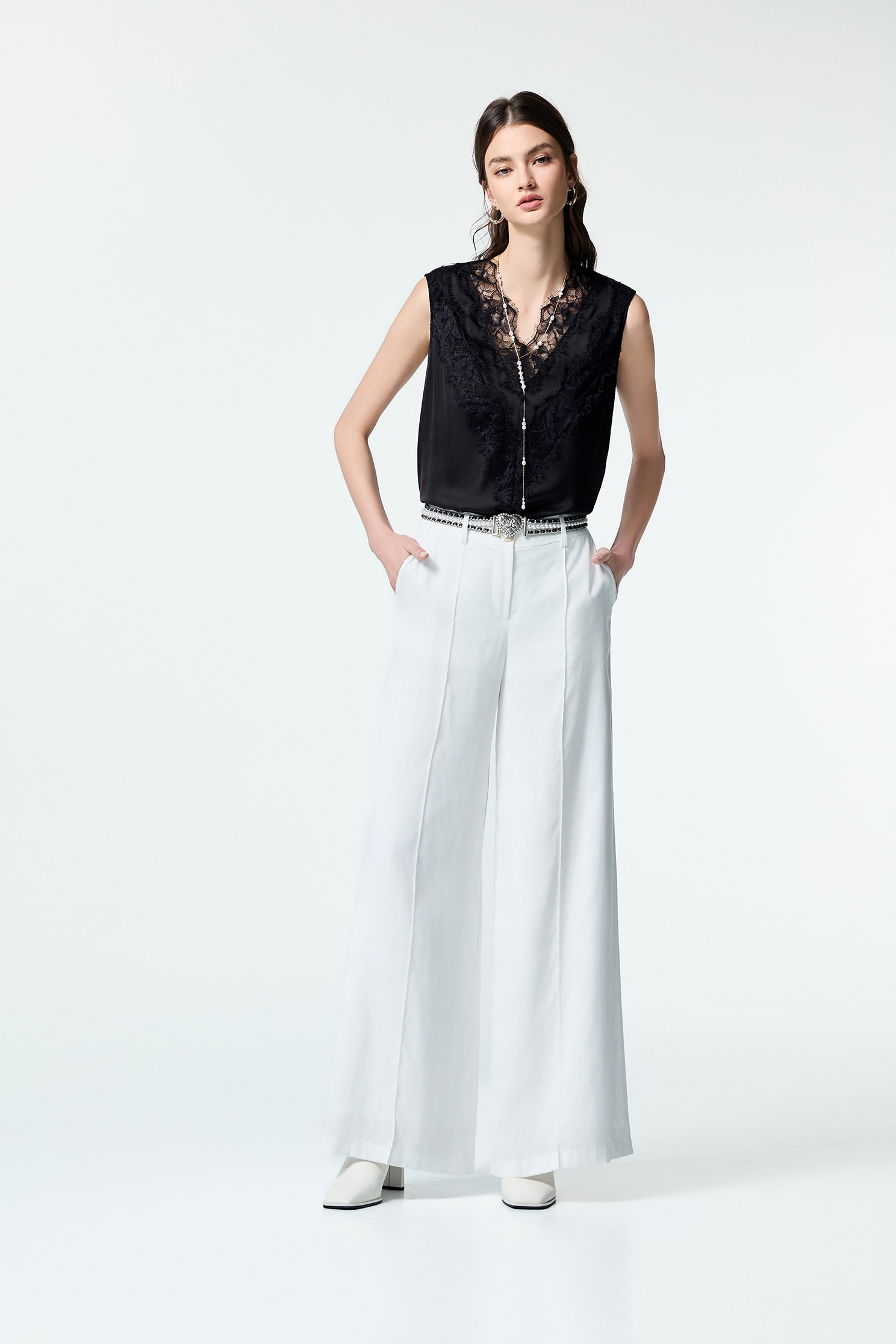 睫毛蕾絲V領沙典背心單品睫毛蕾絲V領沙典背心單品,V領背心,一般背心,一般背心馬甲,春夏穿搭,無袖上衣,約會特輯,背心,蕾絲,蕾絲背心