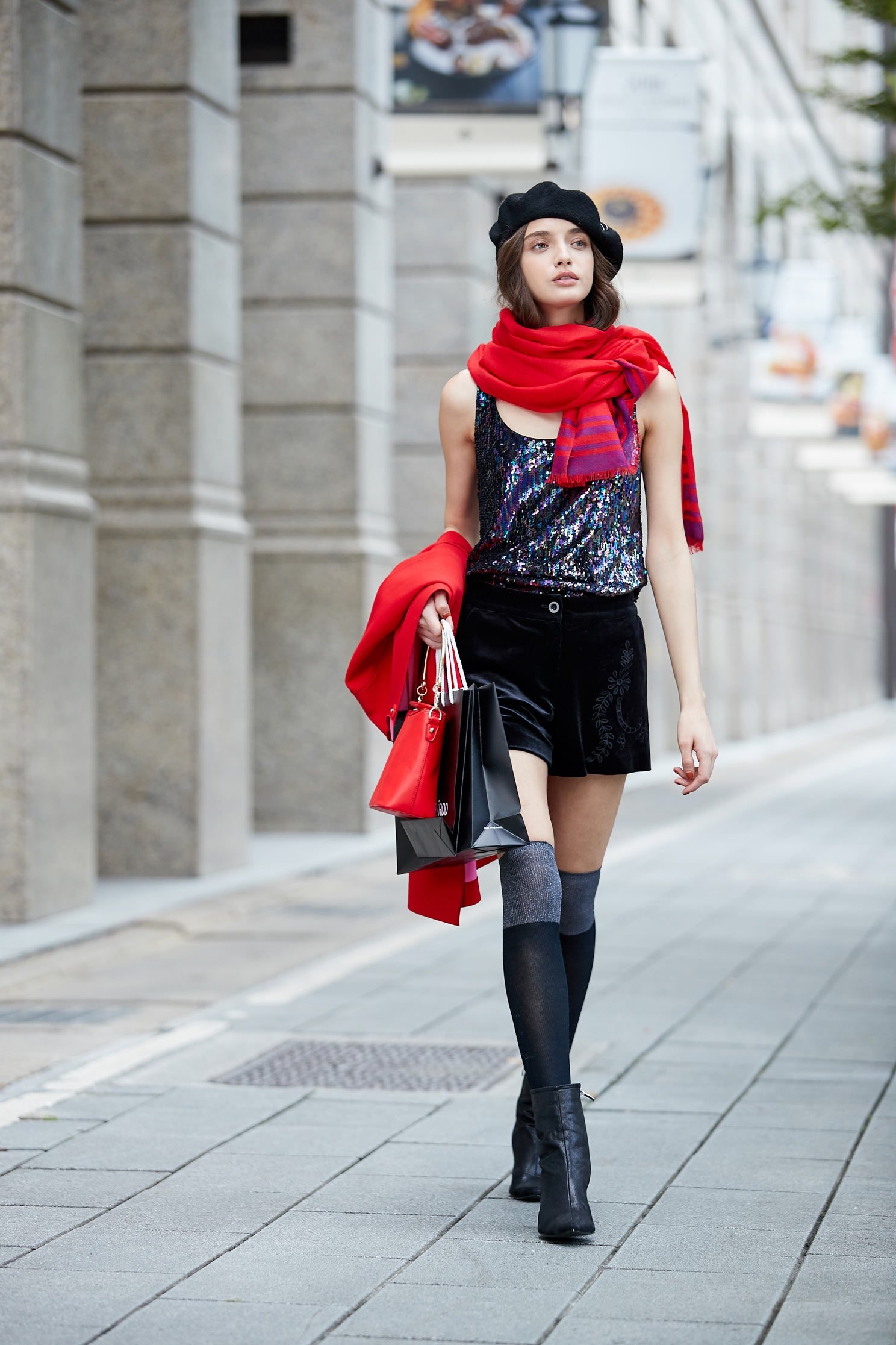 Chest-length sequined sleeveless vest,vest