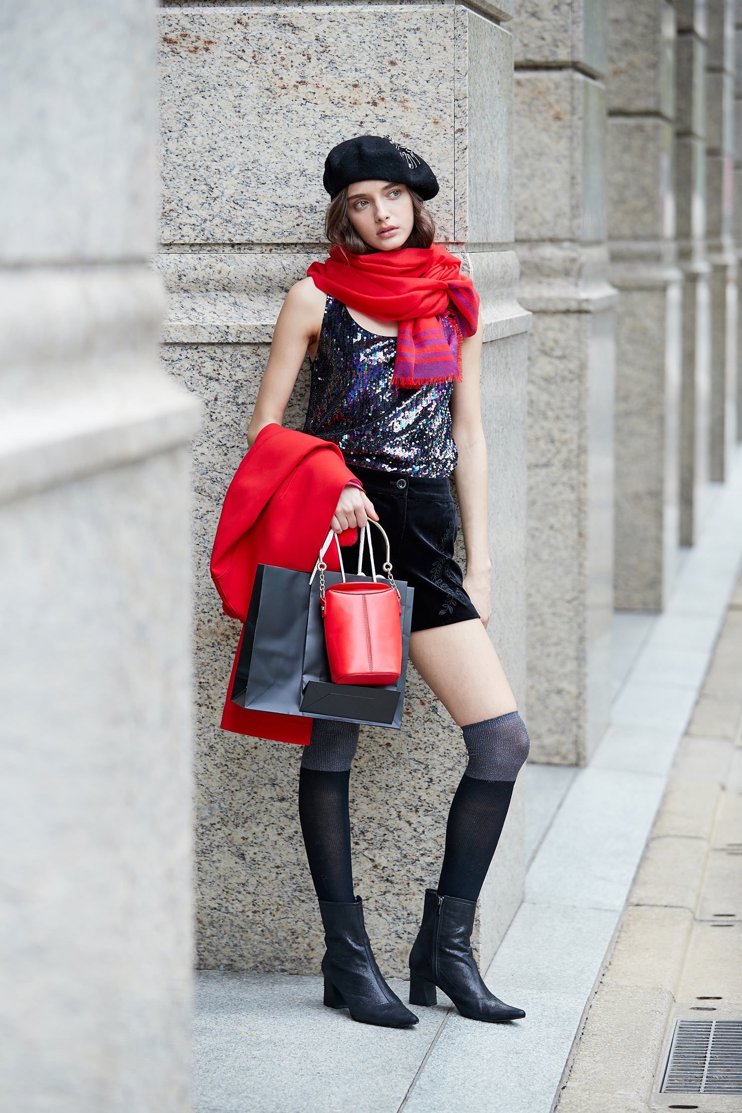 Chest-length sequined sleeveless vest,vest