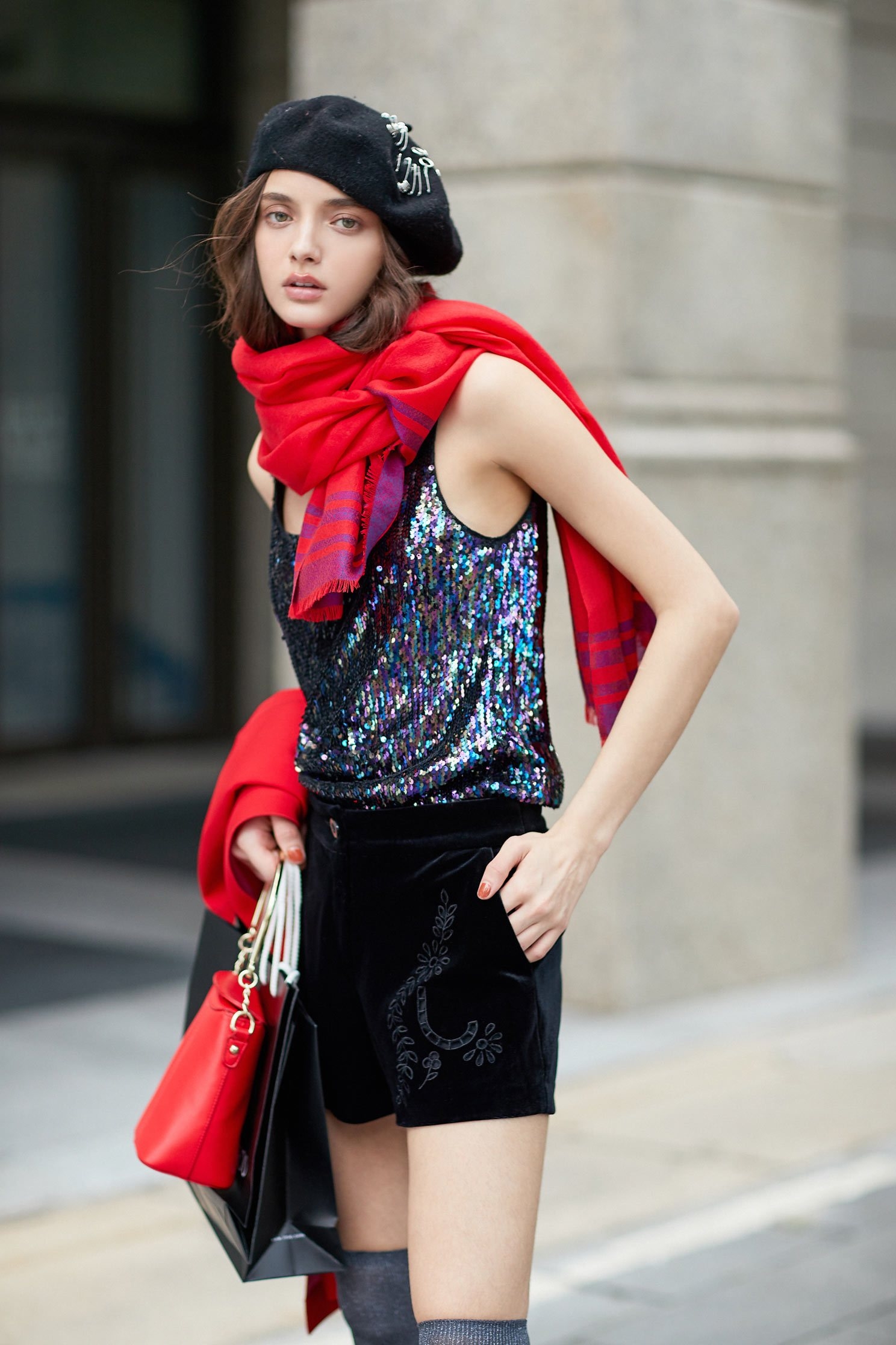 Chest-length sequined sleeveless vest,vest