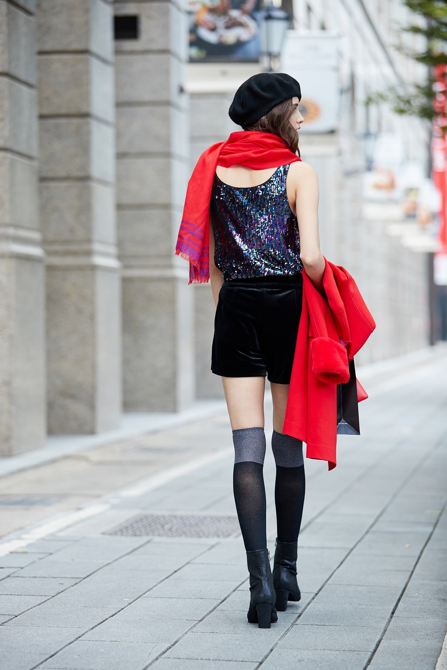 Chest-length sequined sleeveless vest,vest