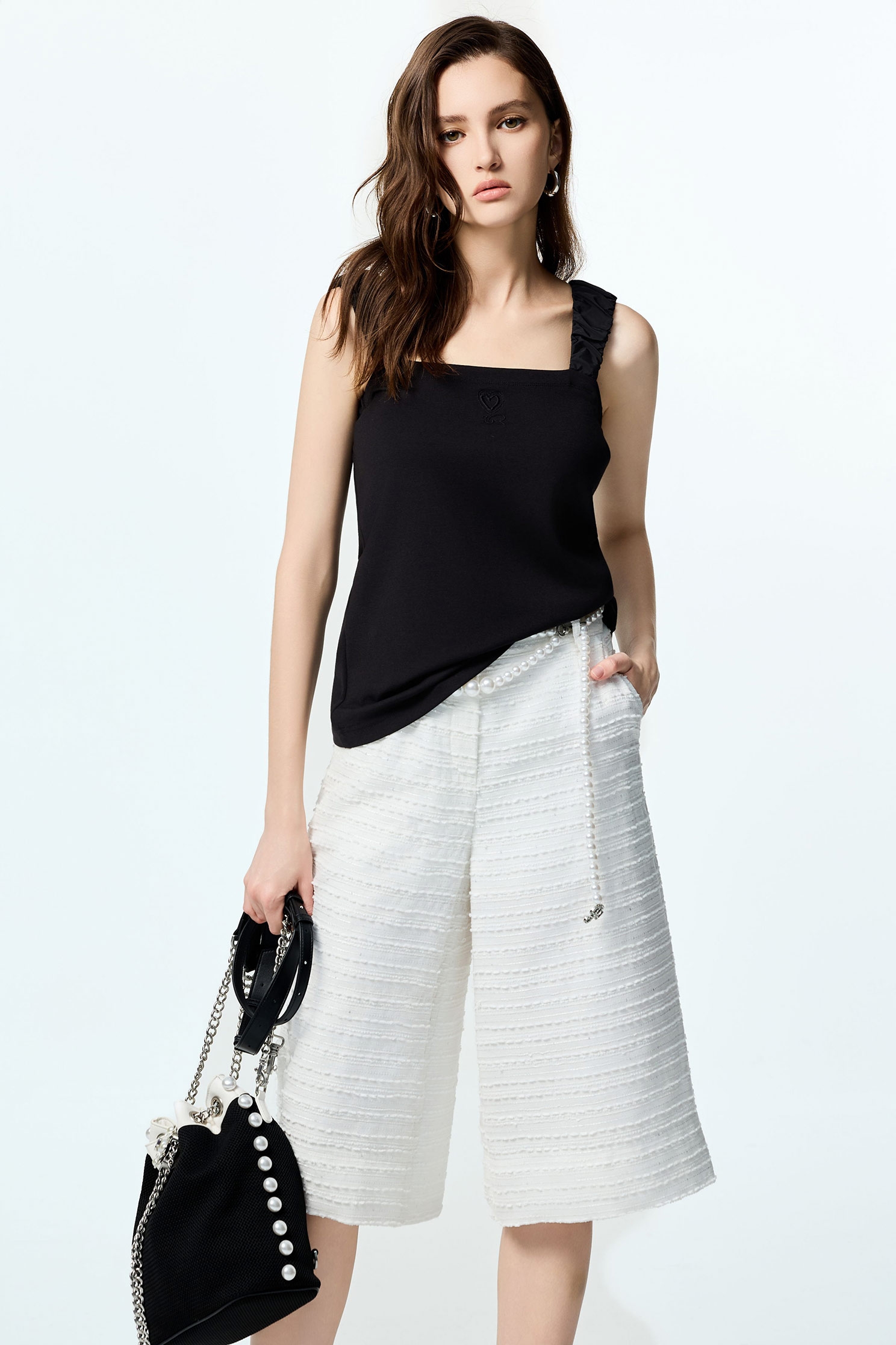 異材拼接愛心繡花背心T異材拼接愛心繡花背心T,一般背心,一般背心馬甲,秋冬穿搭,約會特輯,繡花,背心,輕奢度假,輕奢渡假