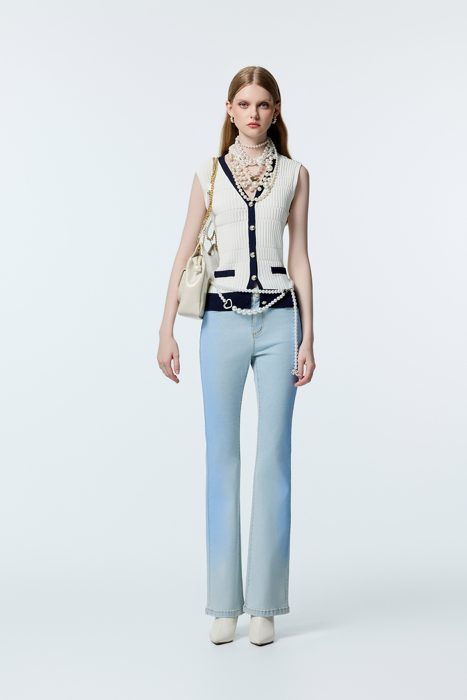 水手藍小香風鑲邊針織背心水手藍小香風鑲邊針織背心,V領上衣,V領背心,一般背心,一般背心馬甲,上班OL穿搭,上衣,小香風,無袖上衣,無袖背心,秋冬穿搭,約會特輯,背心,輕奢度假,輕奢渡假,針織,針織上衣,針織背心