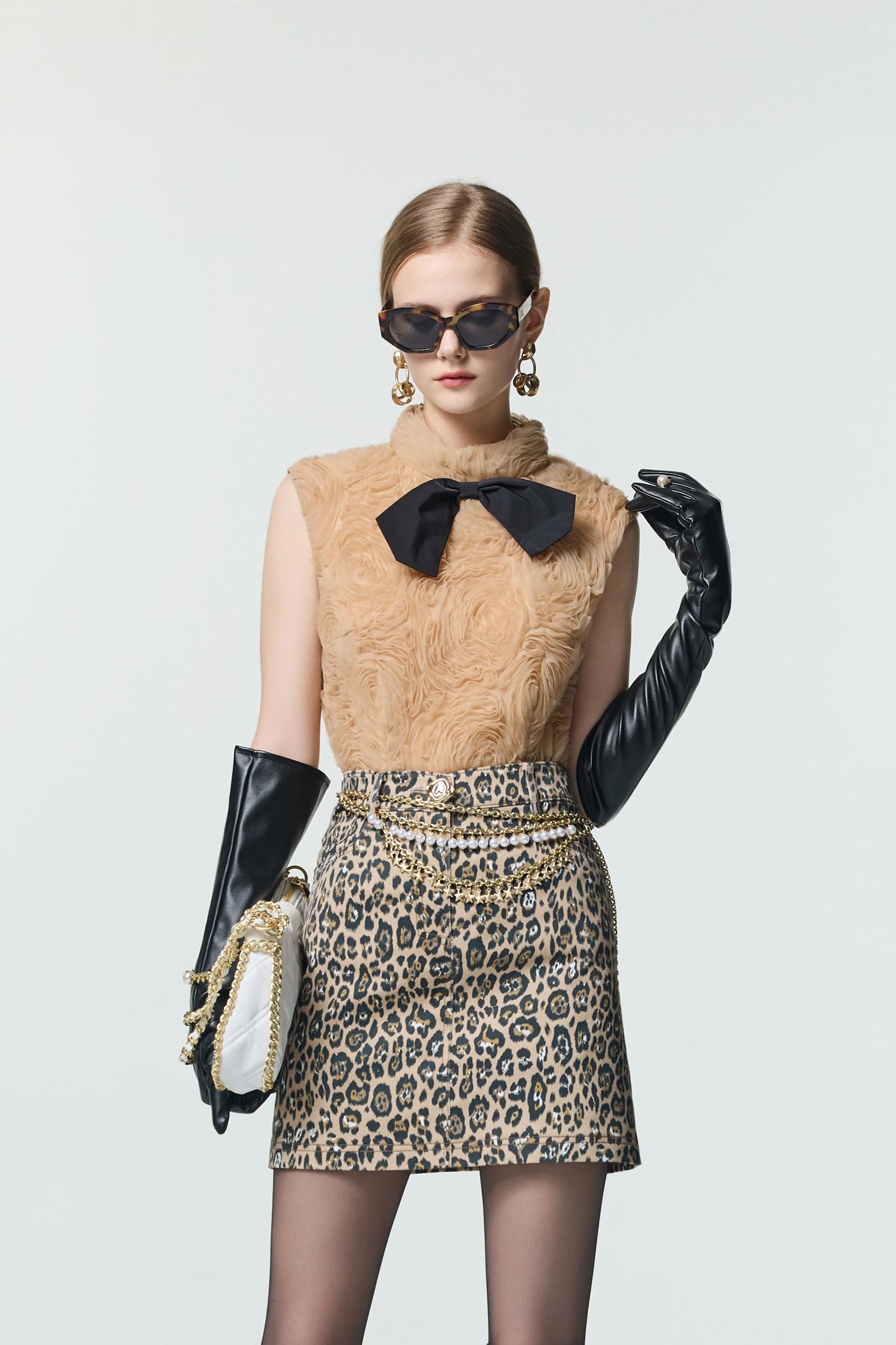 奶茶色小高領繞花背心上衣奶茶色小高領繞花背心上衣,一般背心,一般背心馬甲,上衣,秋冬穿搭,背心,花花世界,蝴蝶結